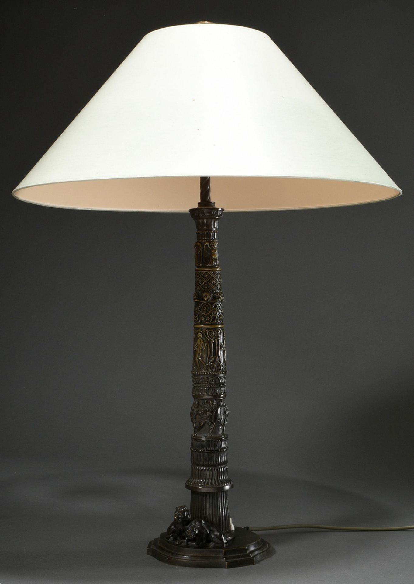Lamp with bronze base in column form with alternating ornamental and figural friezes "Angels", "Mas