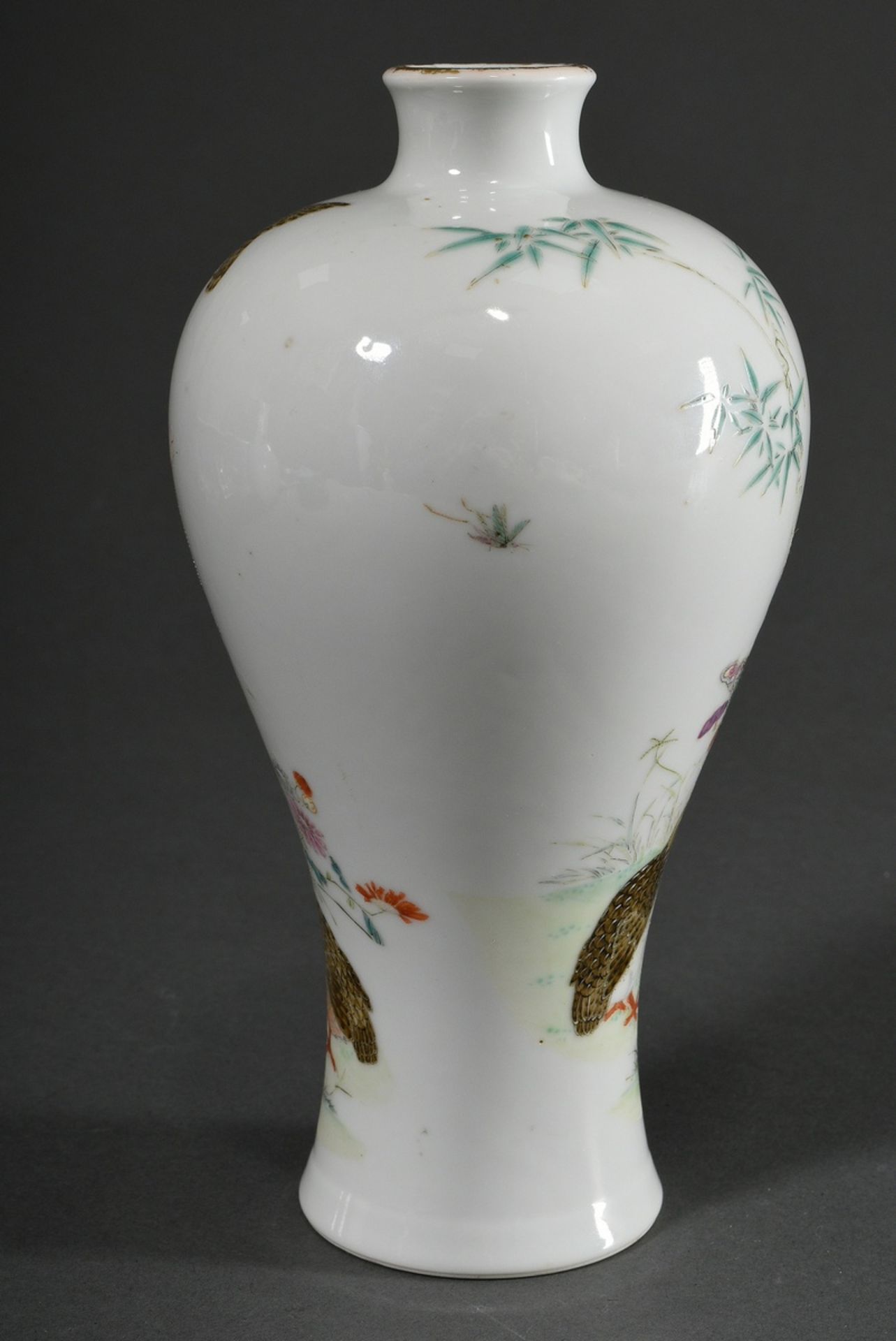 Meiping Vase mit lupenfeiner polychromer Emaille-Malerei „Wachteln in Landschaft“, diverse Blumen,  - Bild 4 aus 7