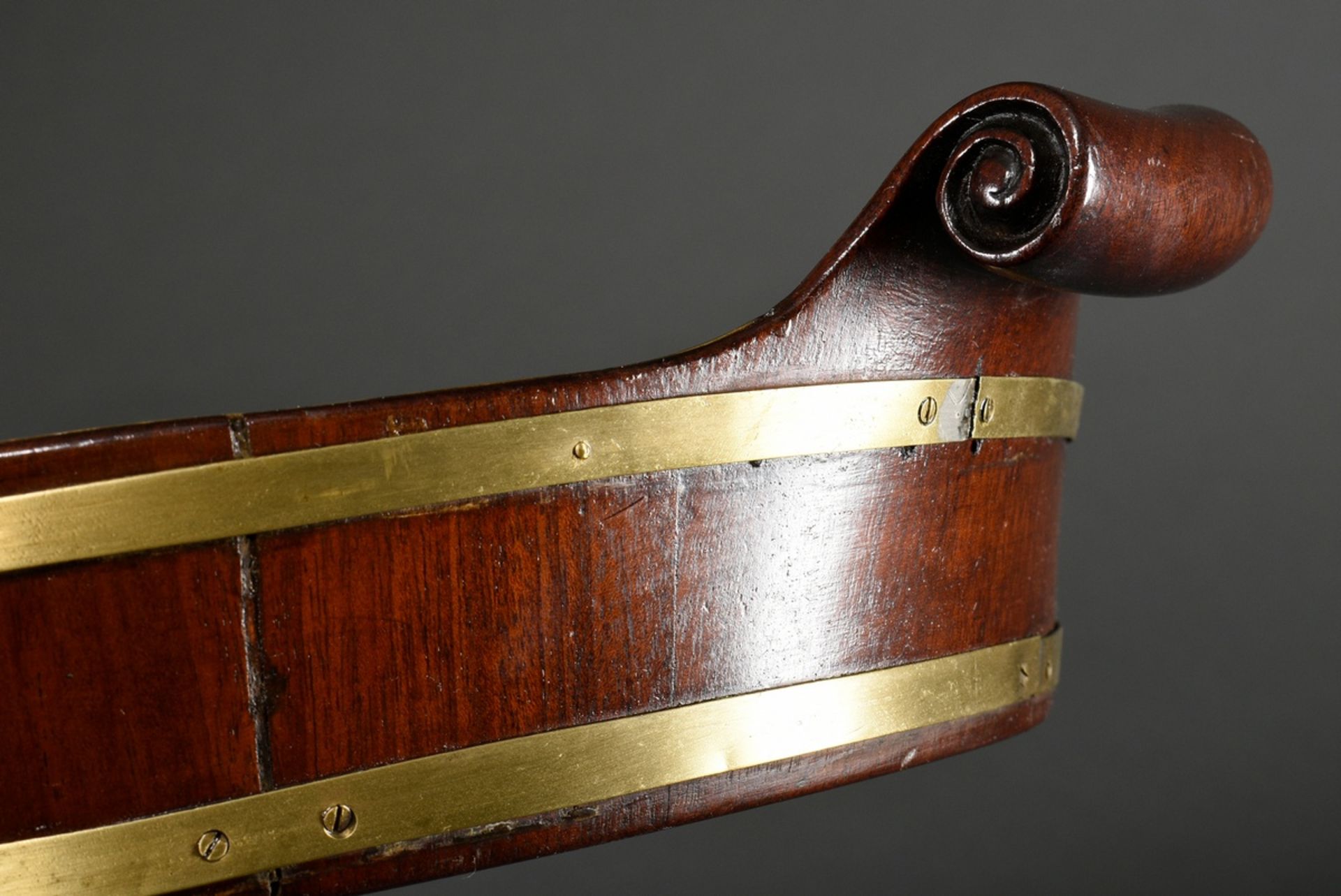 Ovales Mahagoni Tablett mit umlaufenden Messingbändern und Volutengriffen, England 19.Jh., 62x40cm, - Bild 2 aus 3