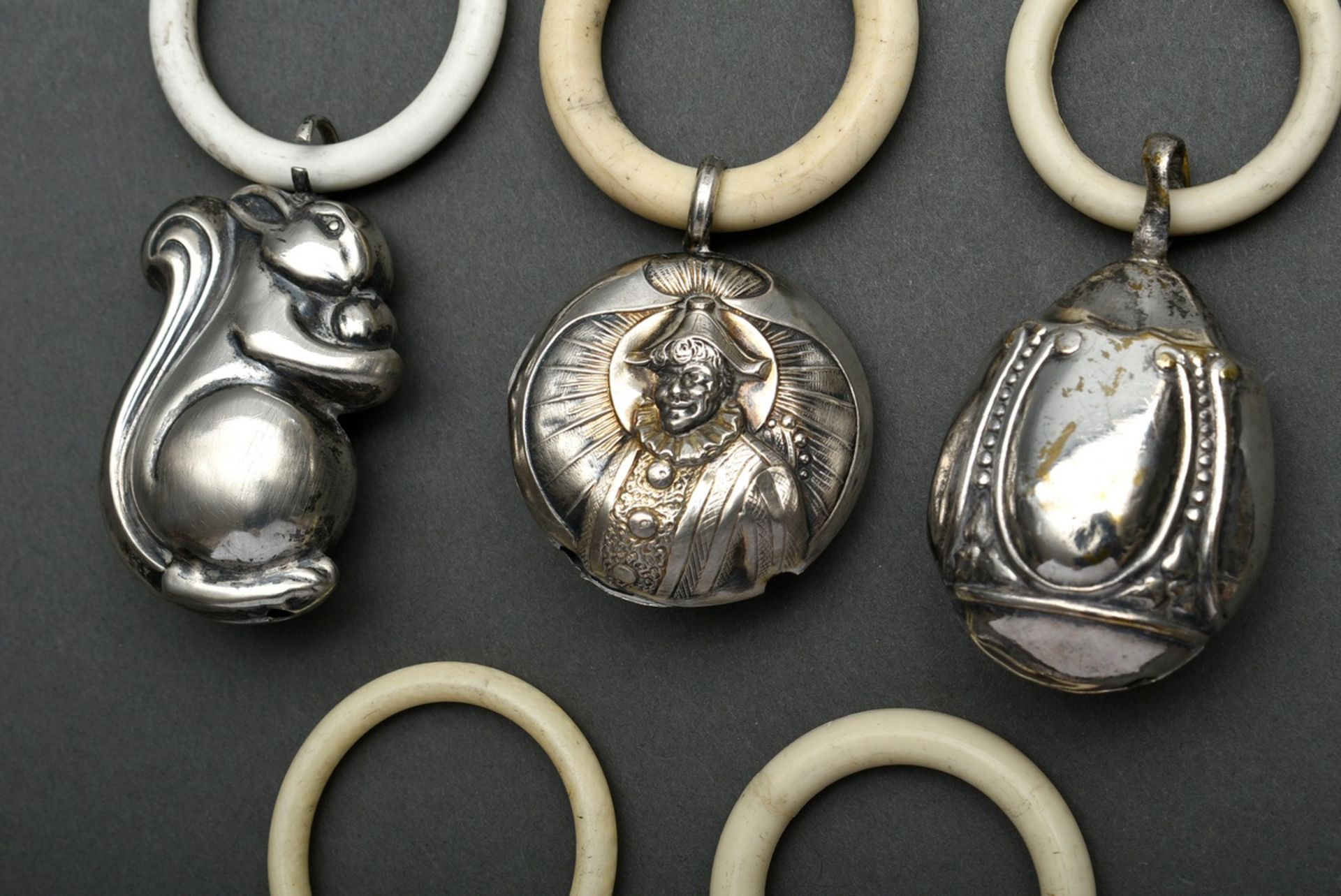 5 Various baby rattles with teething rings of white galalith, silver/silver-plated, early 20th cent - Image 3 of 4