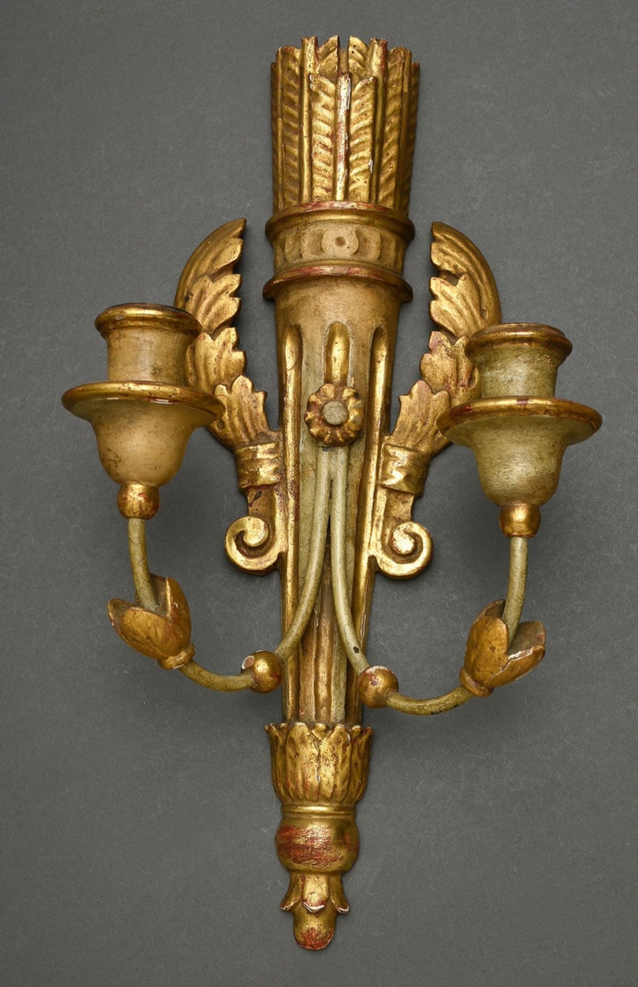 Zweiflammiger Wandarm im klassizistischen Stil „Pfeilköcher“, Holz geschnitzt und vergoldet, H. 42c