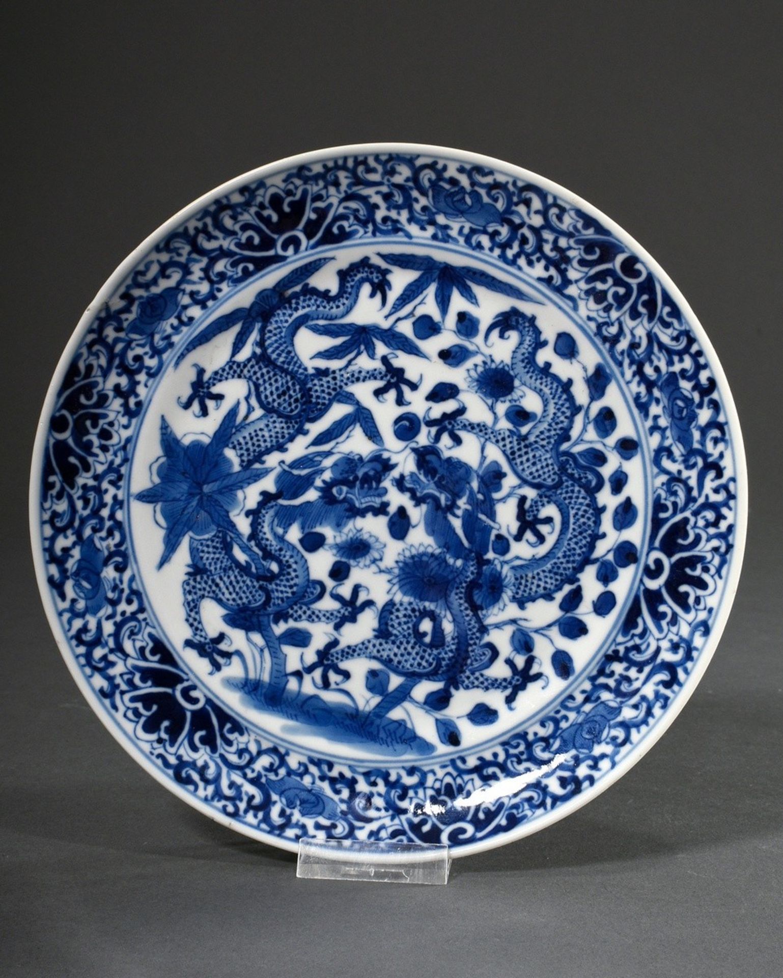 Porzellan Teller mit feinem Blaumalerei Dekor „Zwei Drachen mit Tamaperle“, Qing Dynastie, China, Ø