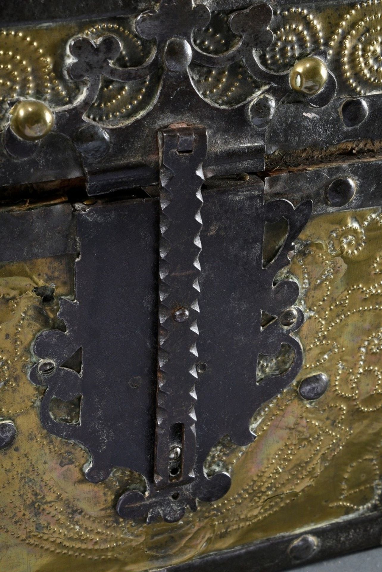 Antike Schmuckschatulle mit floral punzierter Messingverkleidung, Eisenbändern und -nägeln, innen 6 - Bild 12 aus 14