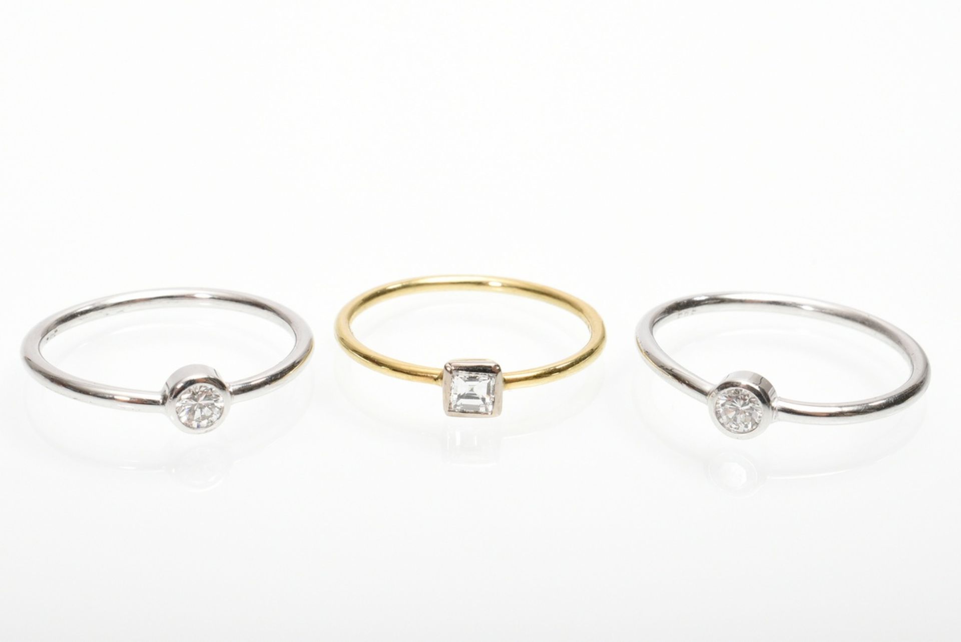 3 Various fine rings: 1 yellow gold 585 with diamond carrée (ca. 0.18ct, VVSI/W, size 49) and 2 whi - Image 2 of 2