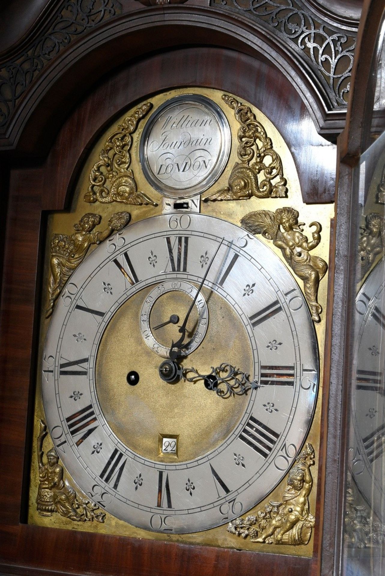 Englische Mahagoni Standuhr in Mahagoni Uhrenkasten mit ornamental gesägten Gittern sowie feuerverg - Bild 2 aus 13