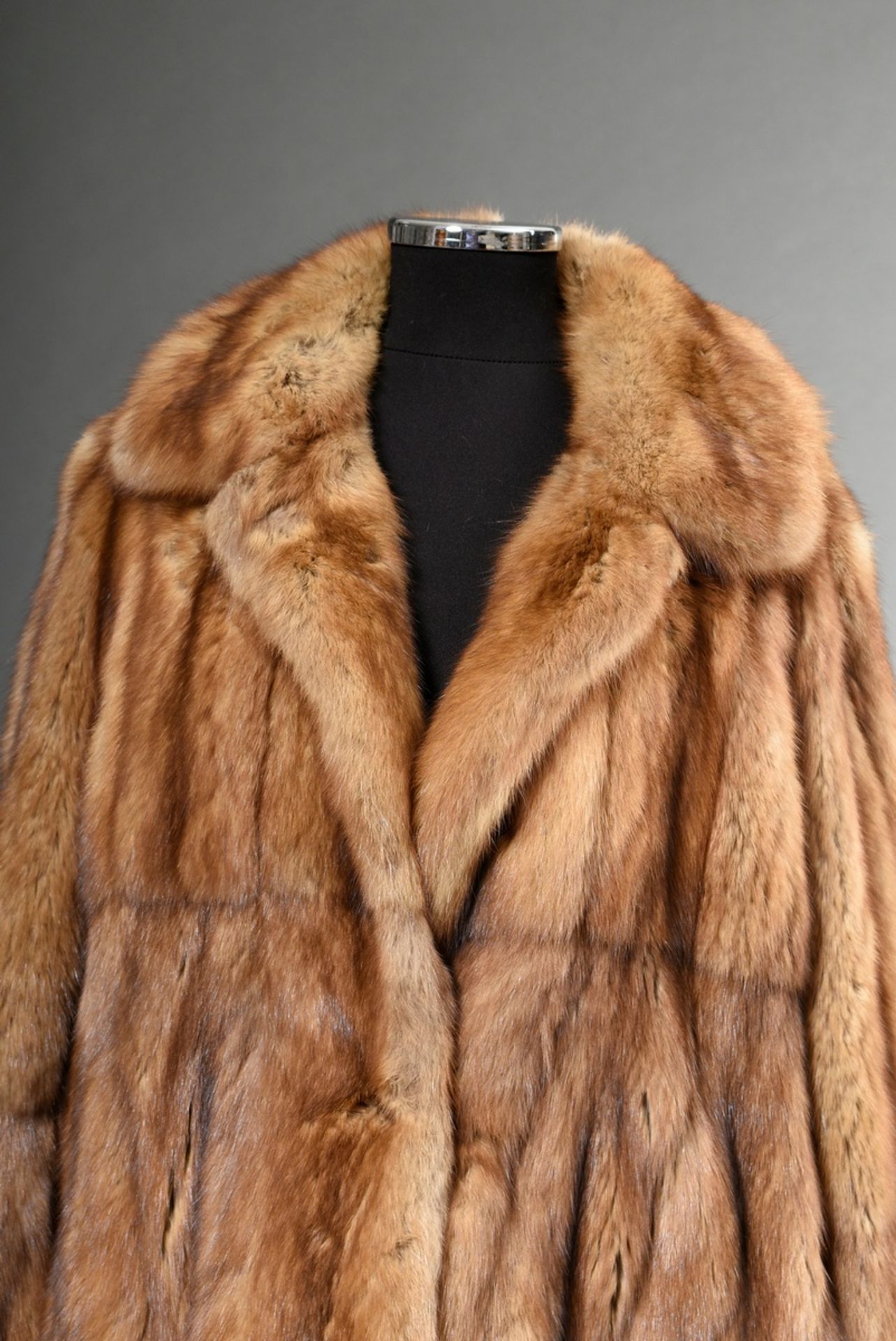 Kanadische Goldzobel Jacke aus längs verarbeiteten Fellen, Bonnie Models Nr. 161940, 2004 bei Unger - Bild 2 aus 5