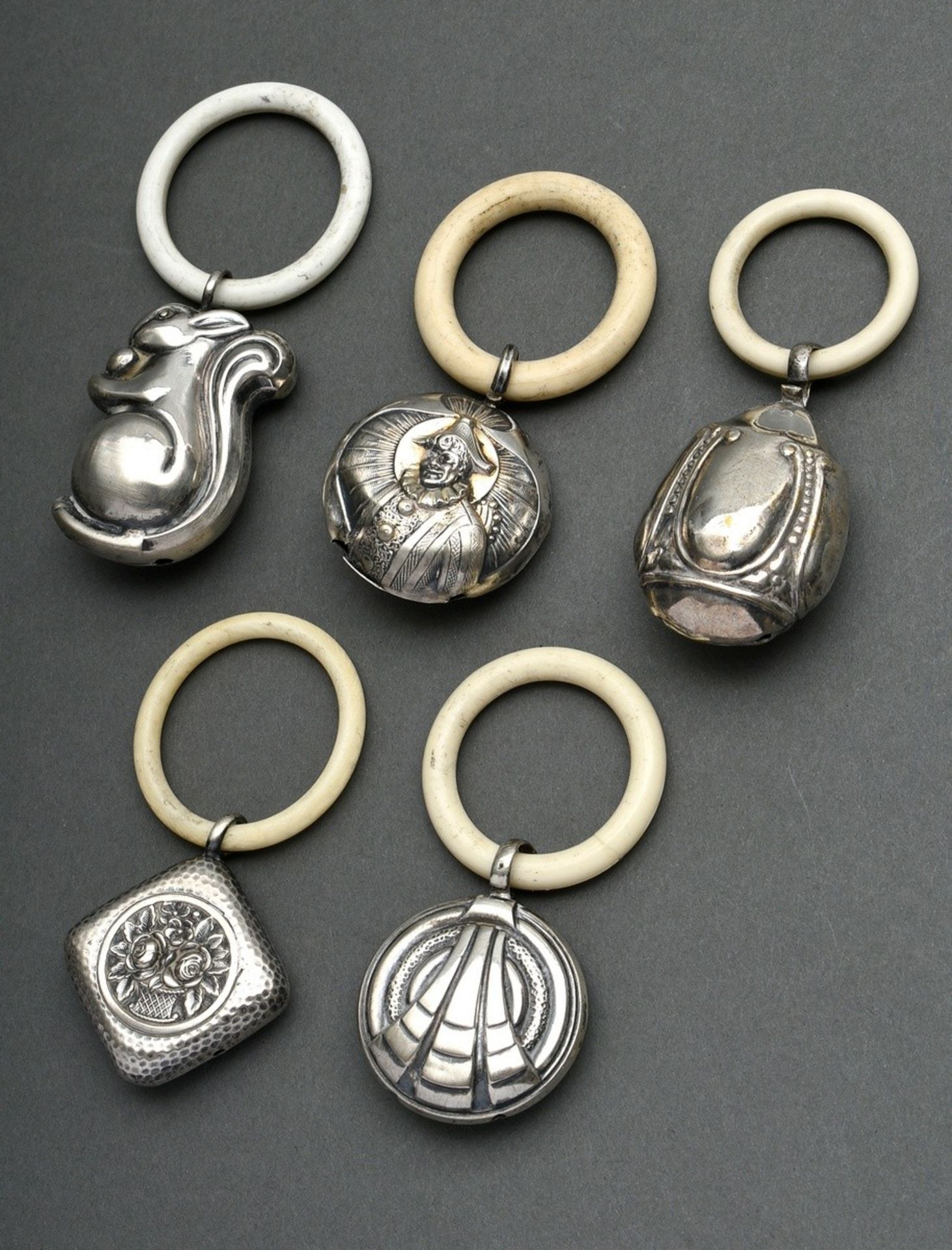 5 Various baby rattles with teething rings of white galalith, silver/silver-plated, early 20th cent - Image 2 of 4