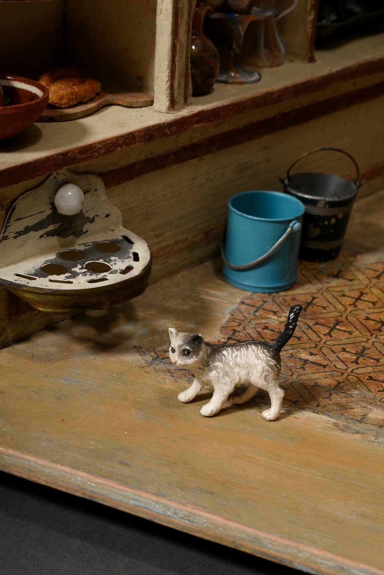 Dolls' shop with dolls and rich interior: e.g. pewter plates, glass bottles, porcelain jugs, around - Image 5 of 14