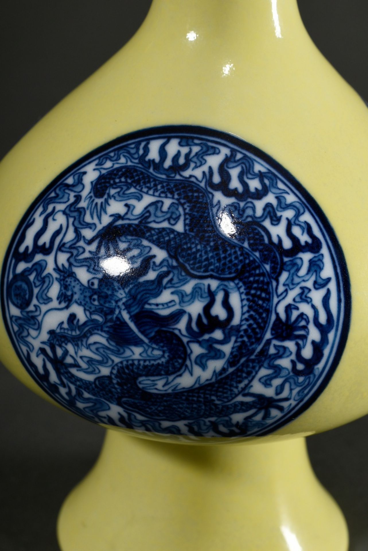 Porcelain rose water sprinkler with three finely painted blue cartouches "5-clawed dragon", on a le - Image 3 of 5