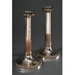 Paar hohe copper plated Leuchter mit Rillen- und Strahlendekor auf rundem Fuß, England 19.Jh., H. 2