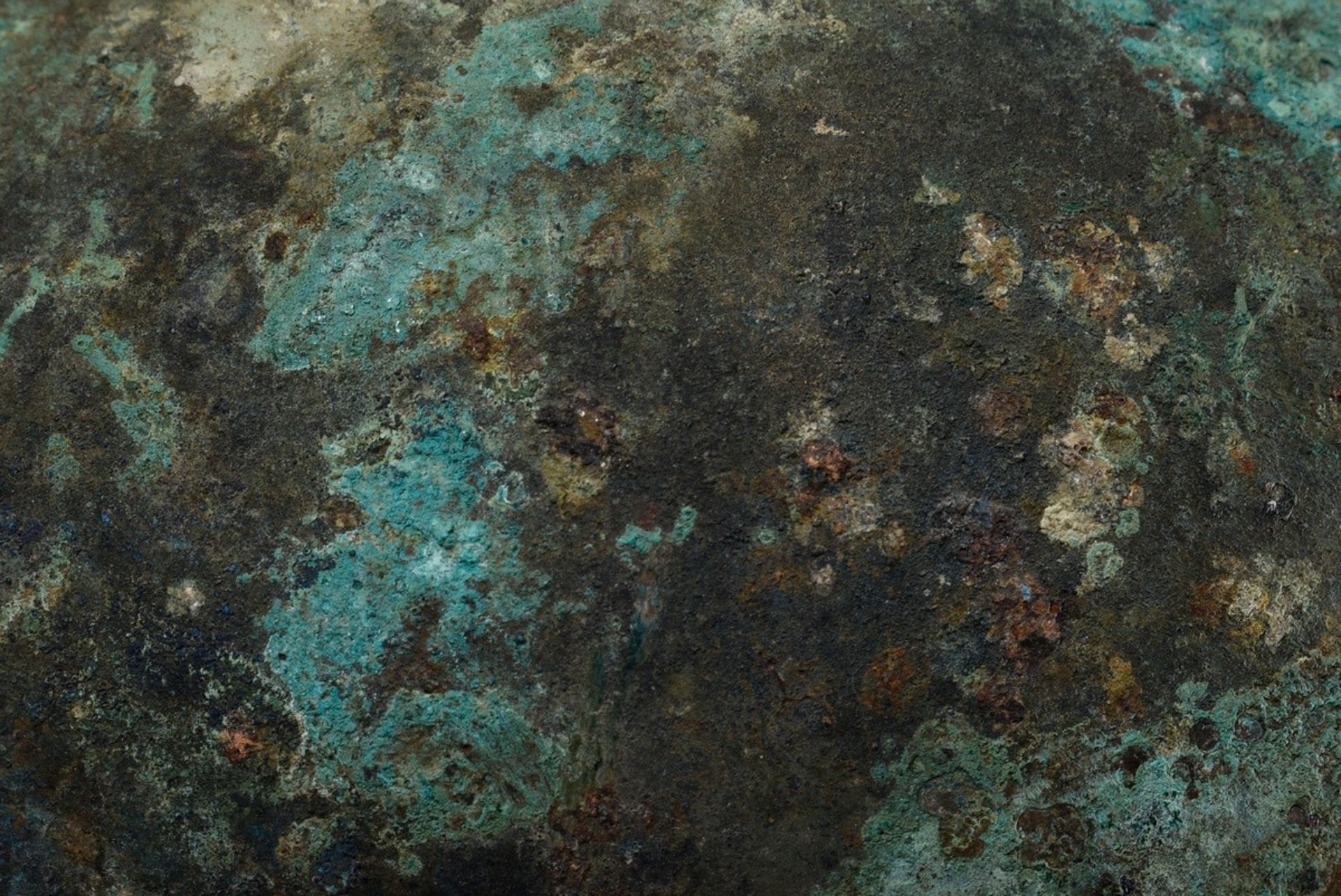 Große Bronze "Knoblauchvase" mit Versinterungs- und Grünspan Patina, z.T. mit Abdrücken textilen Ge - Bild 6 aus 6
