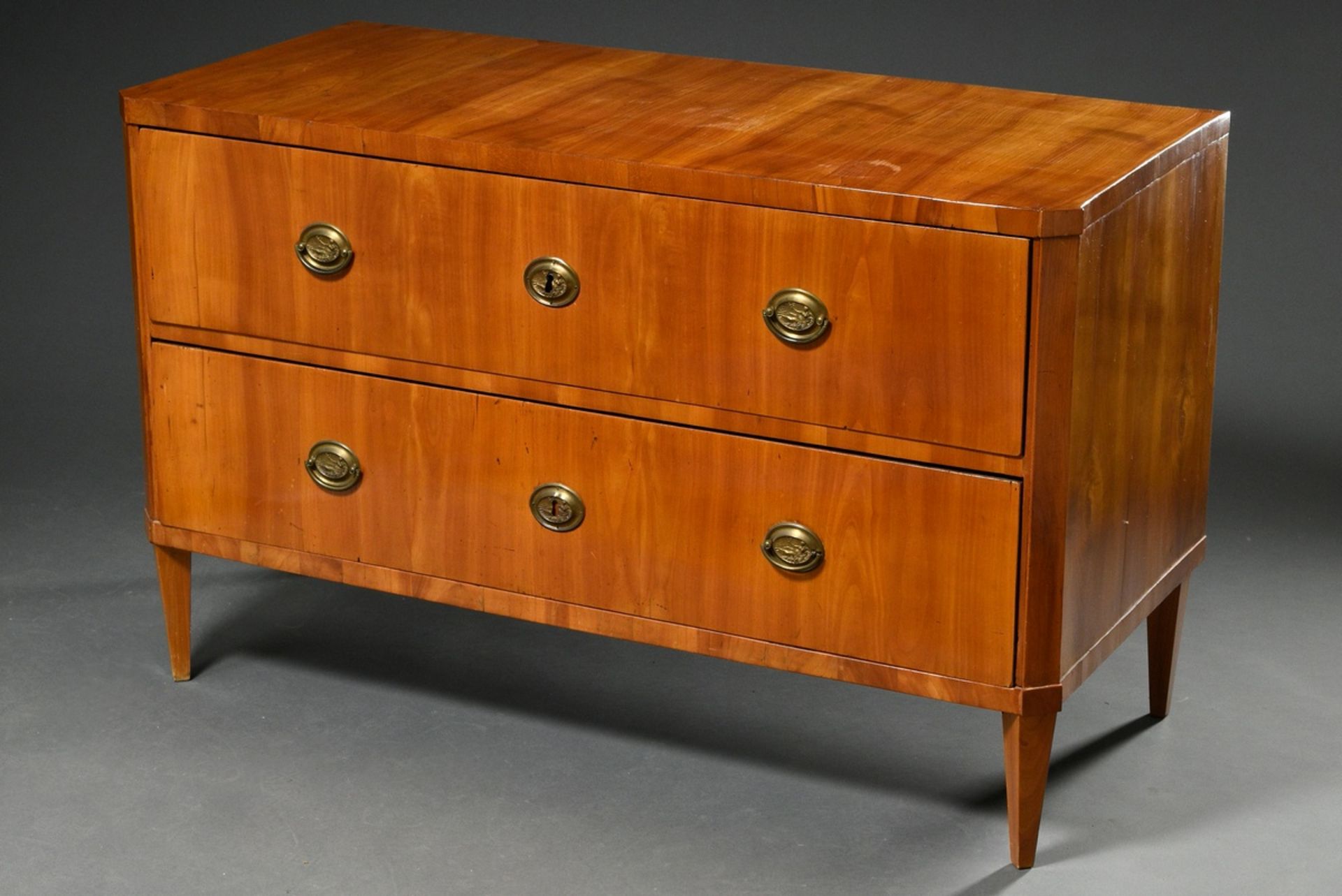 Two-bay chest of drawers in a simple façon, cherry/softwood veneer, body with bevelled corners, on  - Image 2 of 8