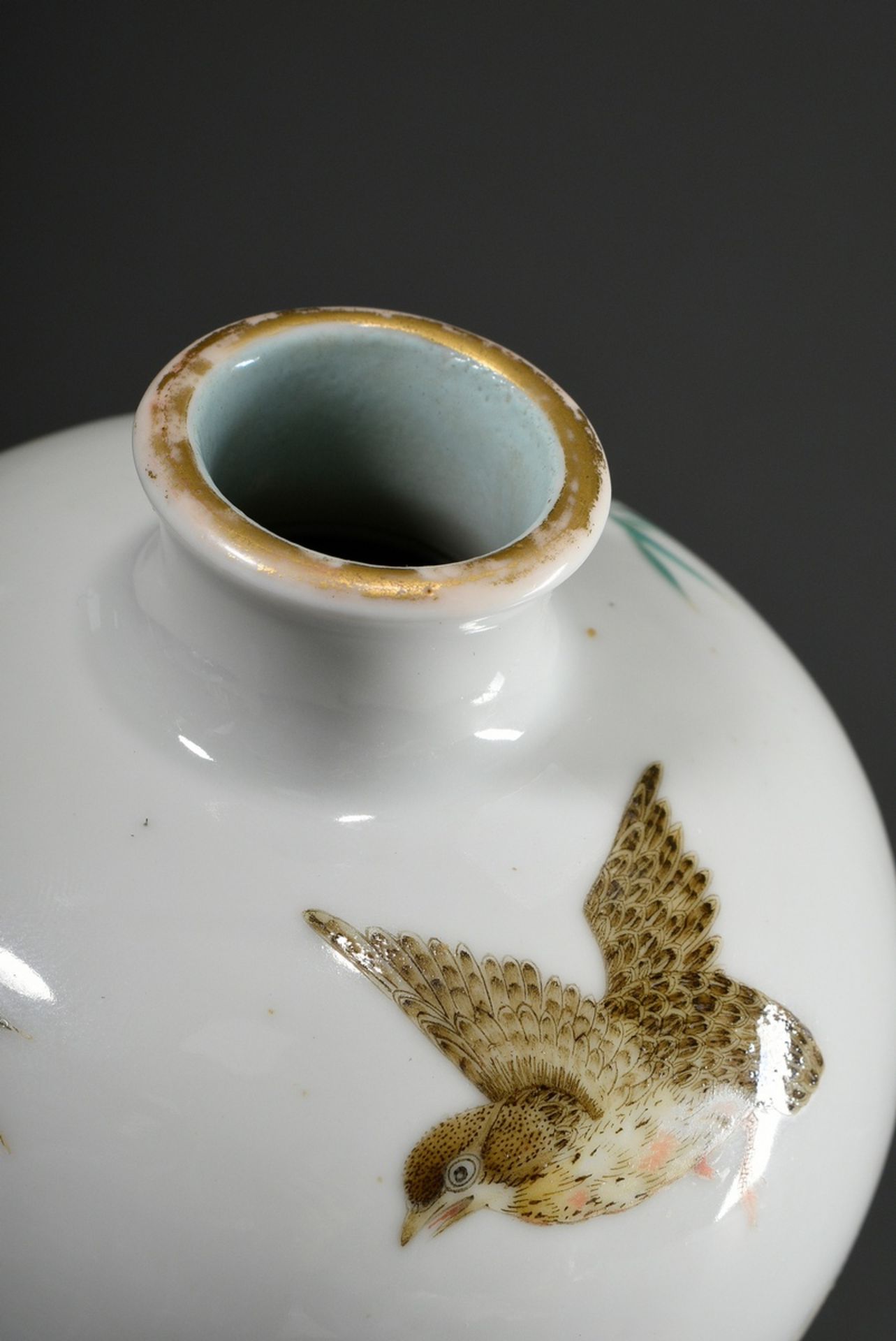 Meiping Vase mit lupenfeiner polychromer Emaille-Malerei „Wachteln in Landschaft“, diverse Blumen,  - Bild 6 aus 7