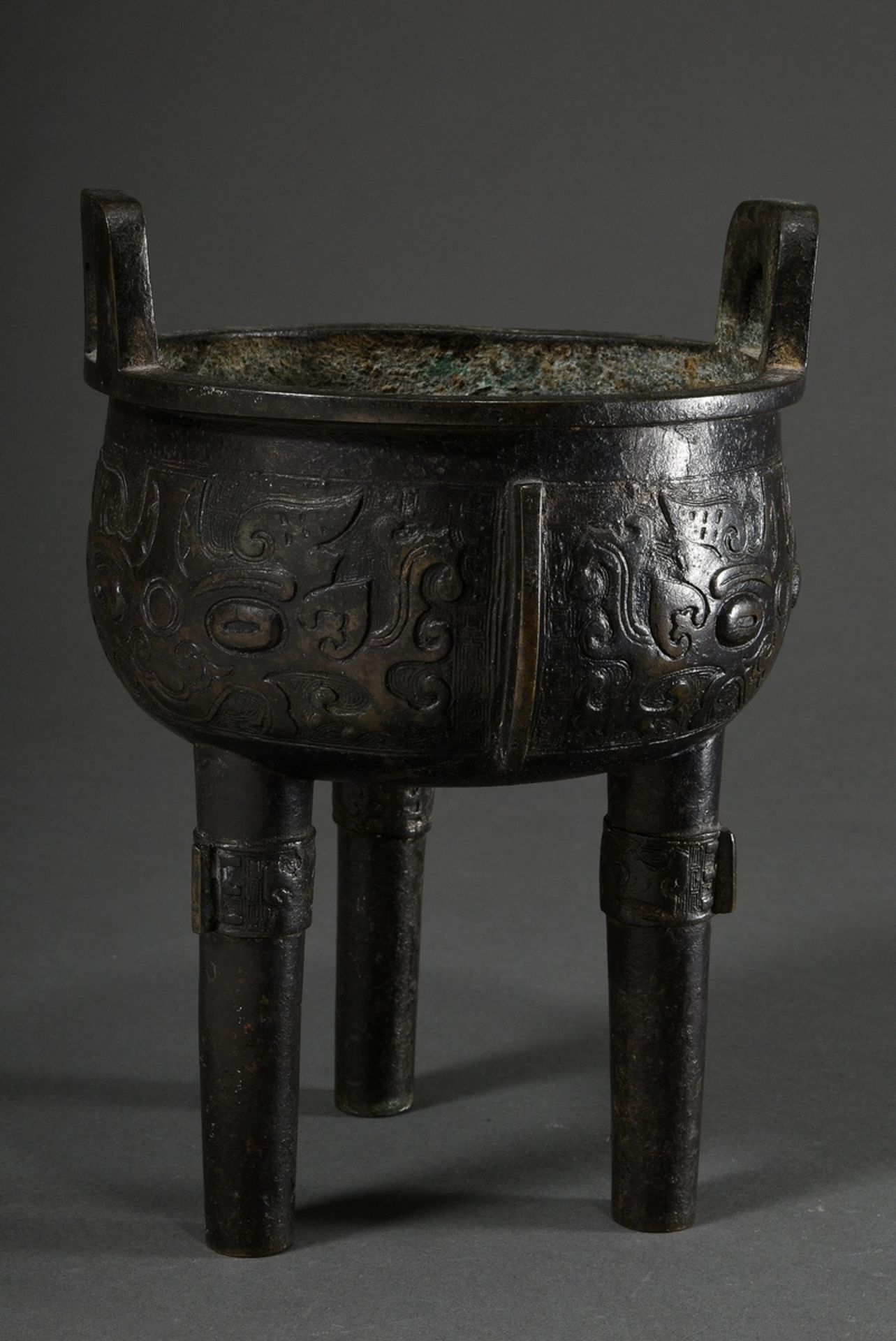 Chinesischer Bronze Censer auf drei hohen Beinen, umlaufend 3 Felder mit stilisierten archaischen T - Bild 2 aus 6
