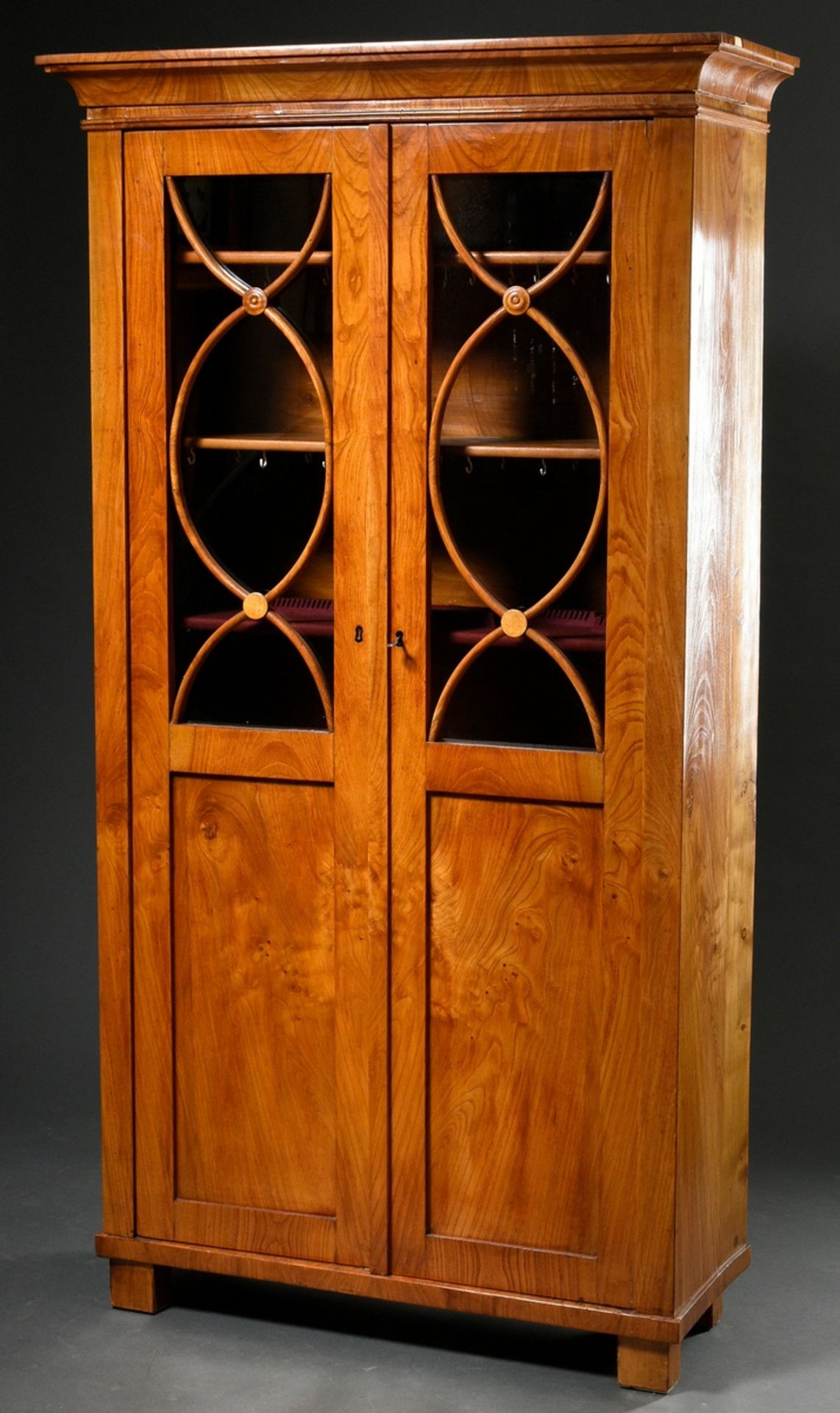 Narrow Biedermeier showcase with half glazed doors and arched struts, ash veneered on softwood, 192 - Image 7 of 7