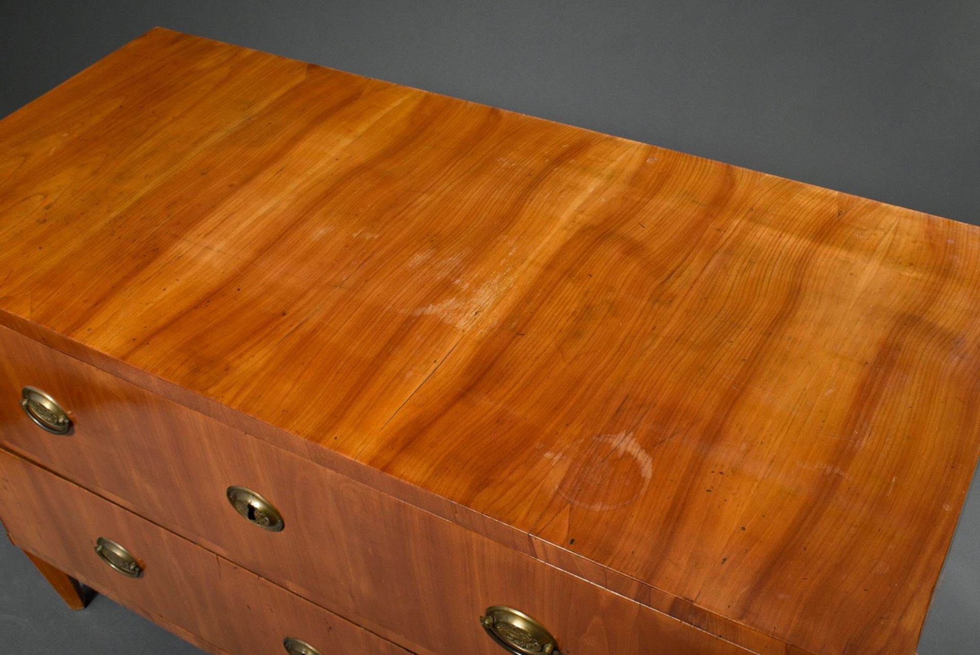 Two-bay chest of drawers in a simple façon, cherry/softwood veneer, body with bevelled corners, on  - Image 3 of 8