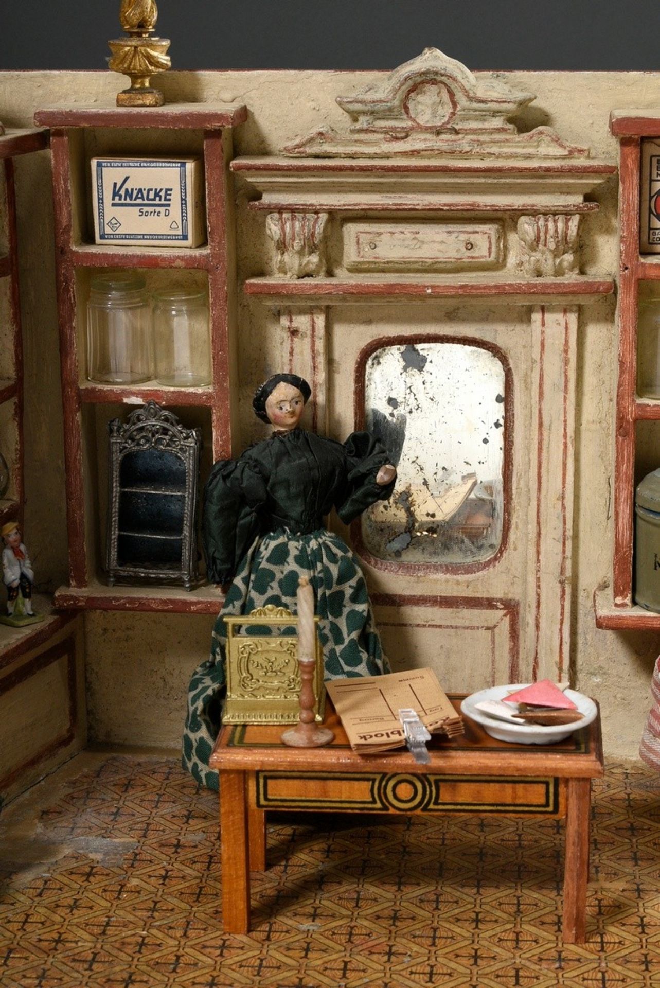 Dolls' shop with dolls and rich interior: e.g. pewter plates, glass bottles, porcelain jugs, around - Image 2 of 14