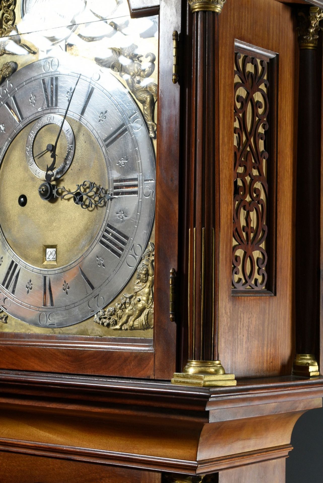 Englische Mahagoni Standuhr in Mahagoni Uhrenkasten mit ornamental gesägten Gittern sowie feuerverg - Bild 5 aus 13