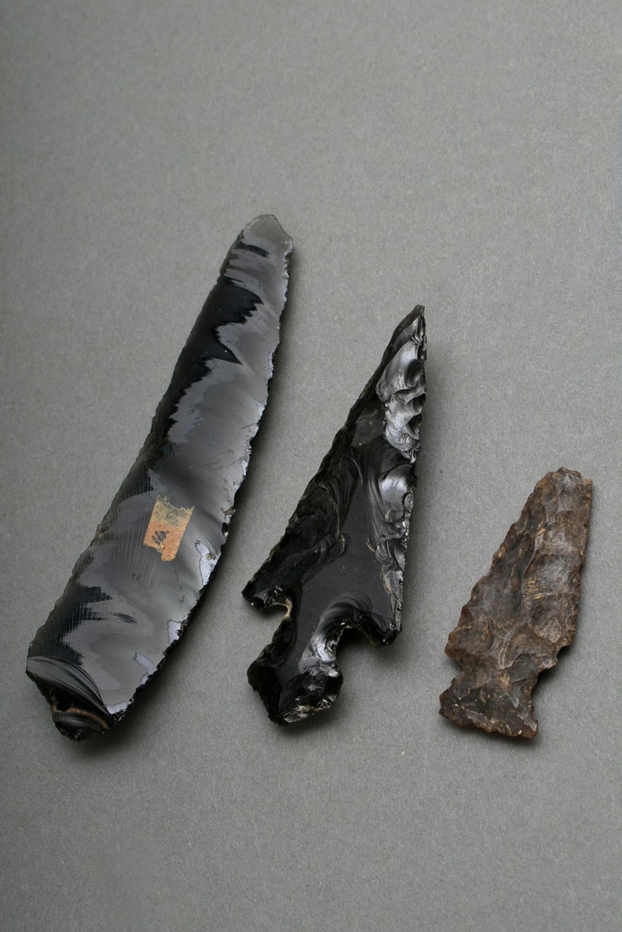 3 Various obsidian implements "blade, arrow- and spearhead", probably Central America, l. 6/10/13,5 - Image 2 of 2