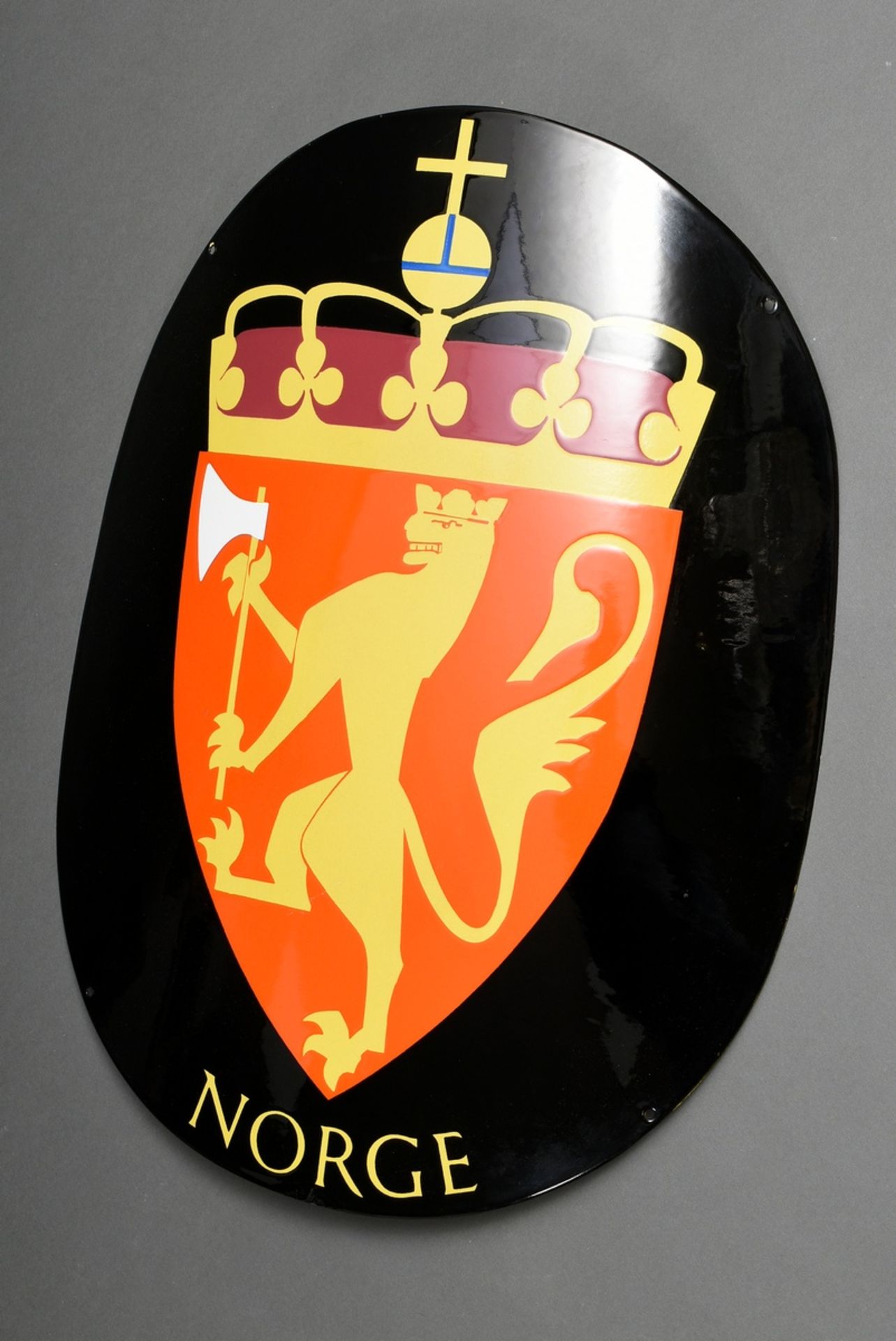 Gewölbtes Königliches Wappen von Norwegen Emailleschild "Norge", schwere Ausführung, 20. Jh., 64x47