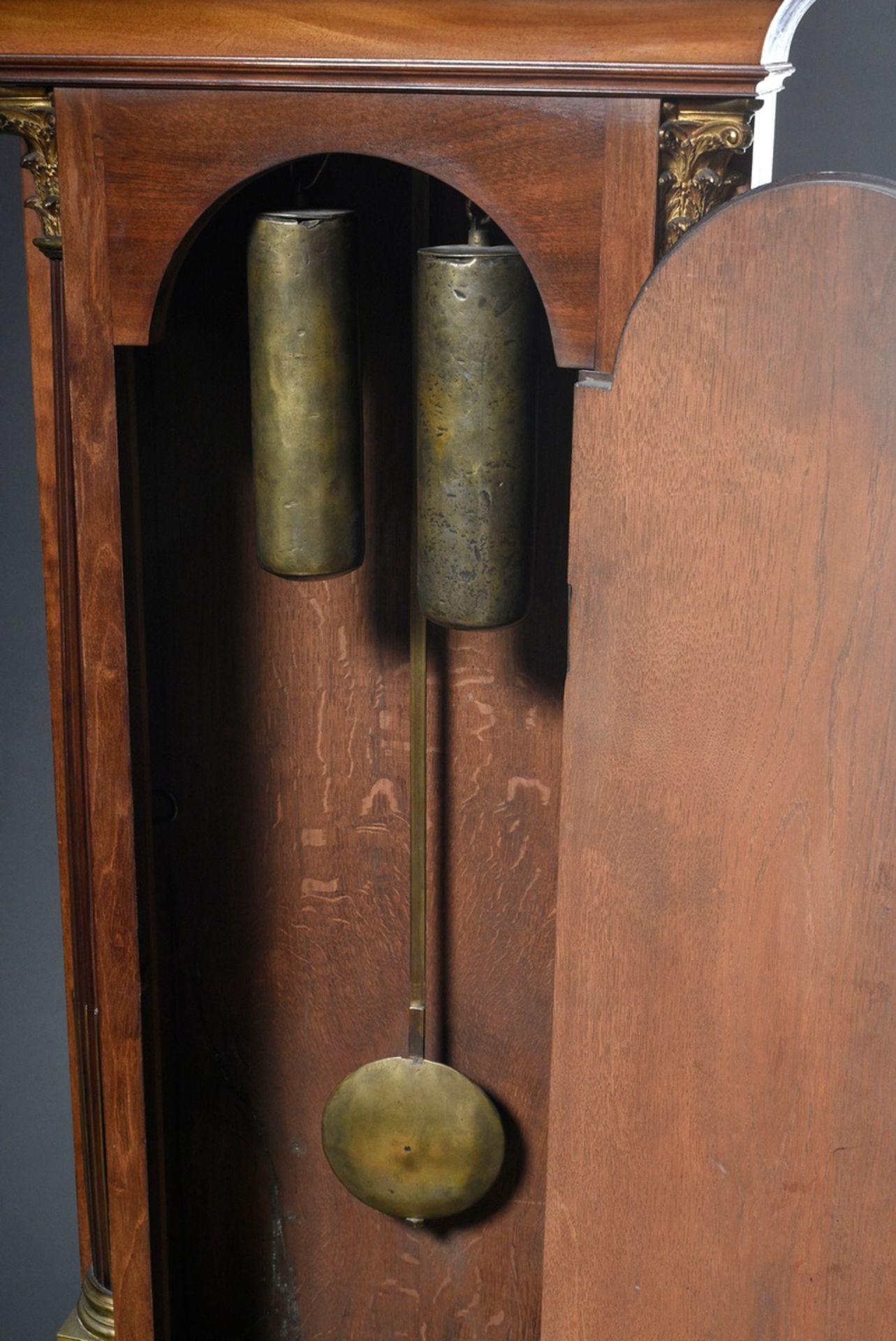 Englische Mahagoni Standuhr in Mahagoni Uhrenkasten mit ornamental gesägten Gittern sowie feuerverg - Bild 3 aus 13