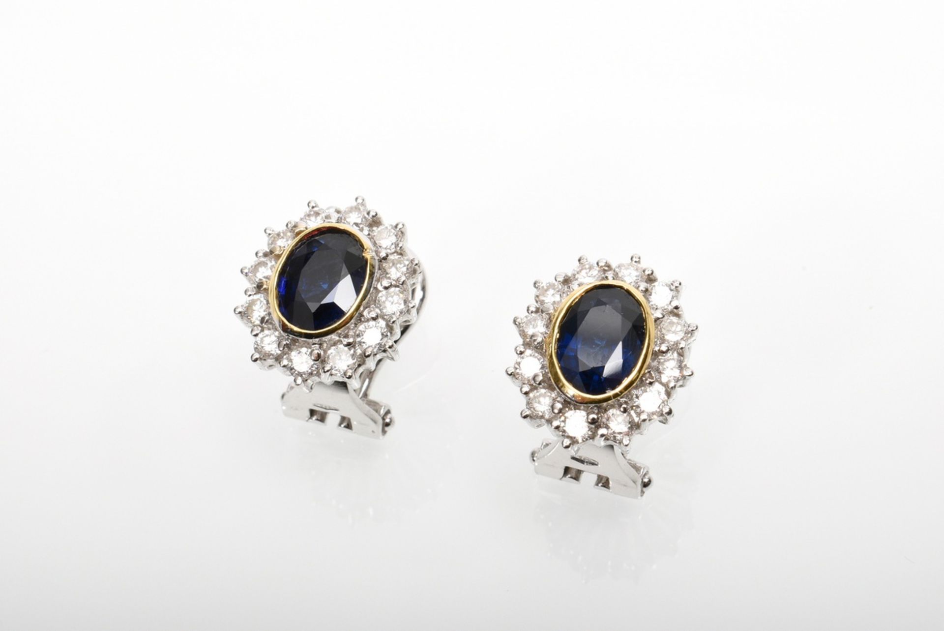 Pair of white gold 750 stud earrings with sapphires in yellow gold settings and diamonds (total app