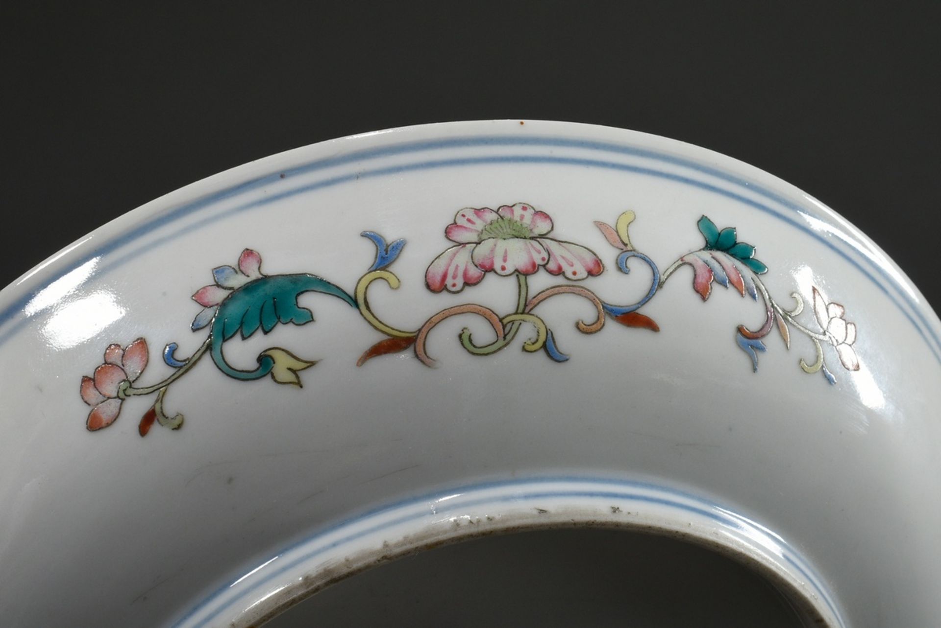 Chinese porcelain plate "Three 5-clawed dragons with flaming pearl", reserves and reverse with flor - Image 6 of 7