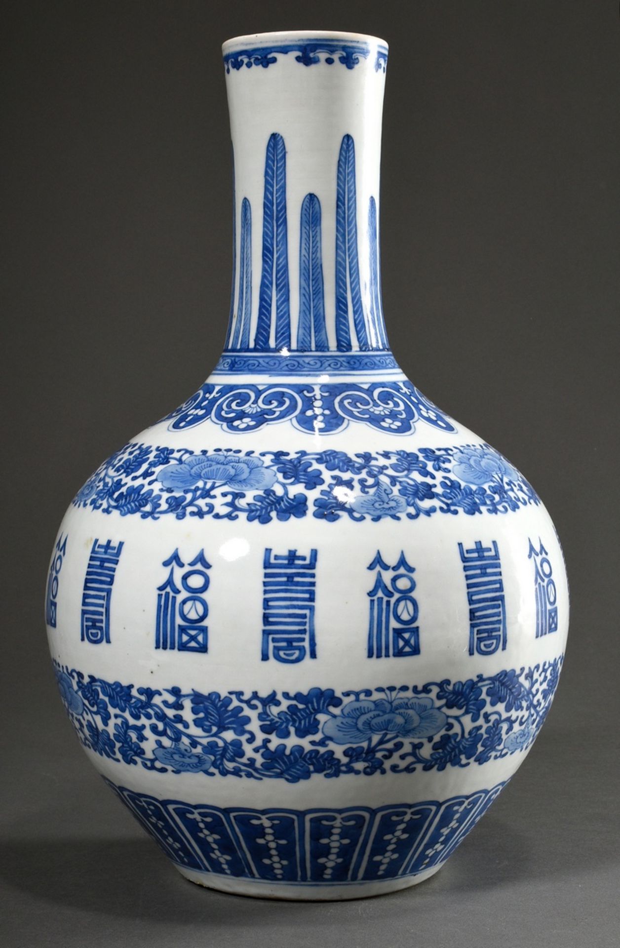 Chinese Tianqiuping porcelain vase with floral blue-and-white painting decoration "vine borders and