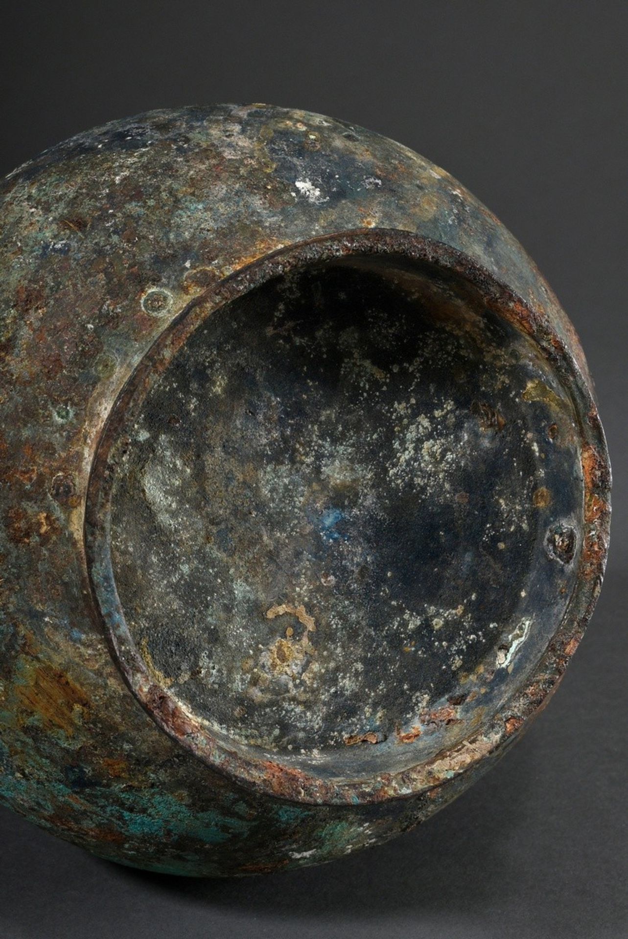 Große Bronze "Knoblauchvase" mit Versinterungs- und Grünspan Patina, z.T. mit Abdrücken textilen Ge - Bild 4 aus 6