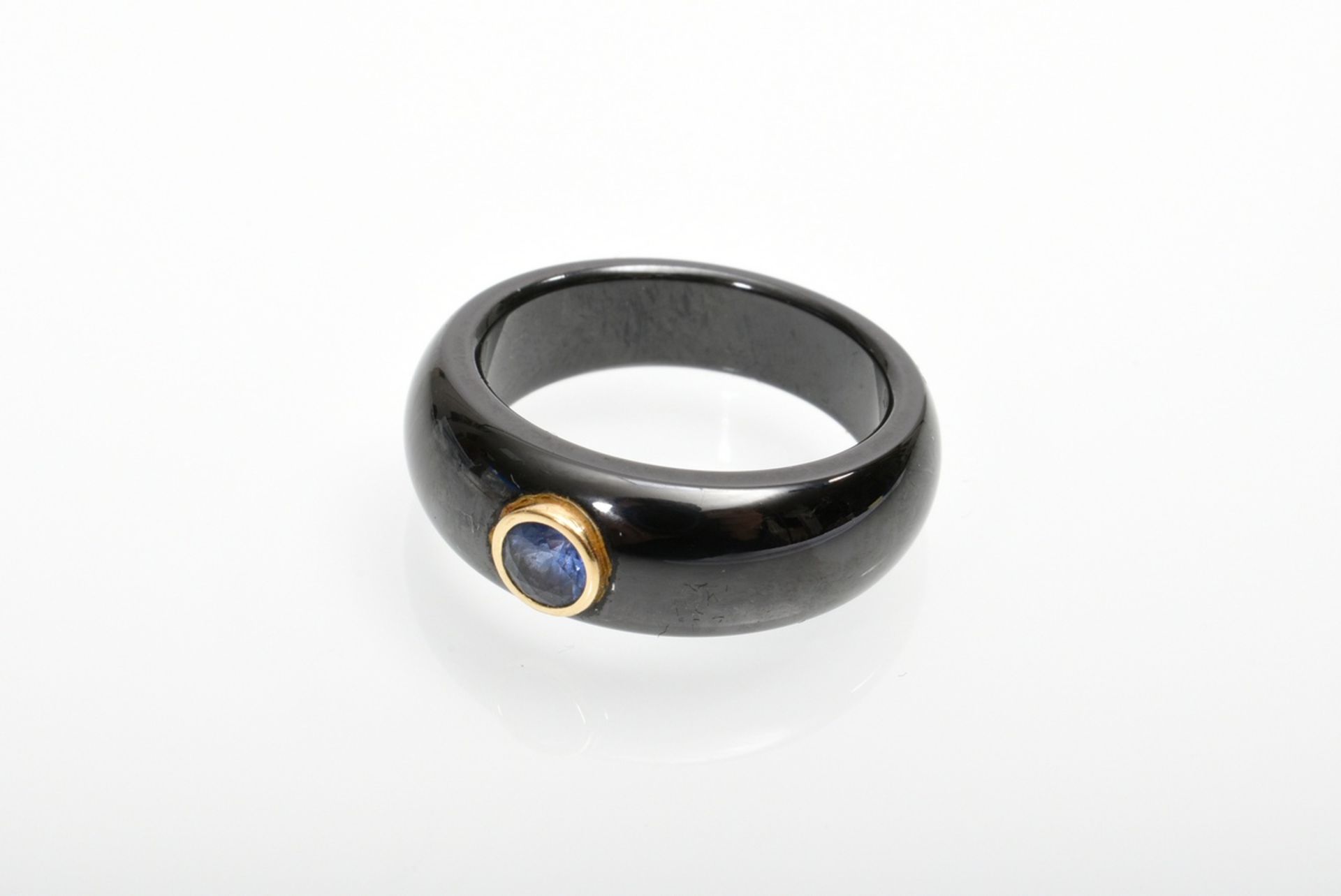 Carbon ring with polished surface and set sapphire in yellow gold 750 bezel setting, 6g, size 54 - Image 2 of 4