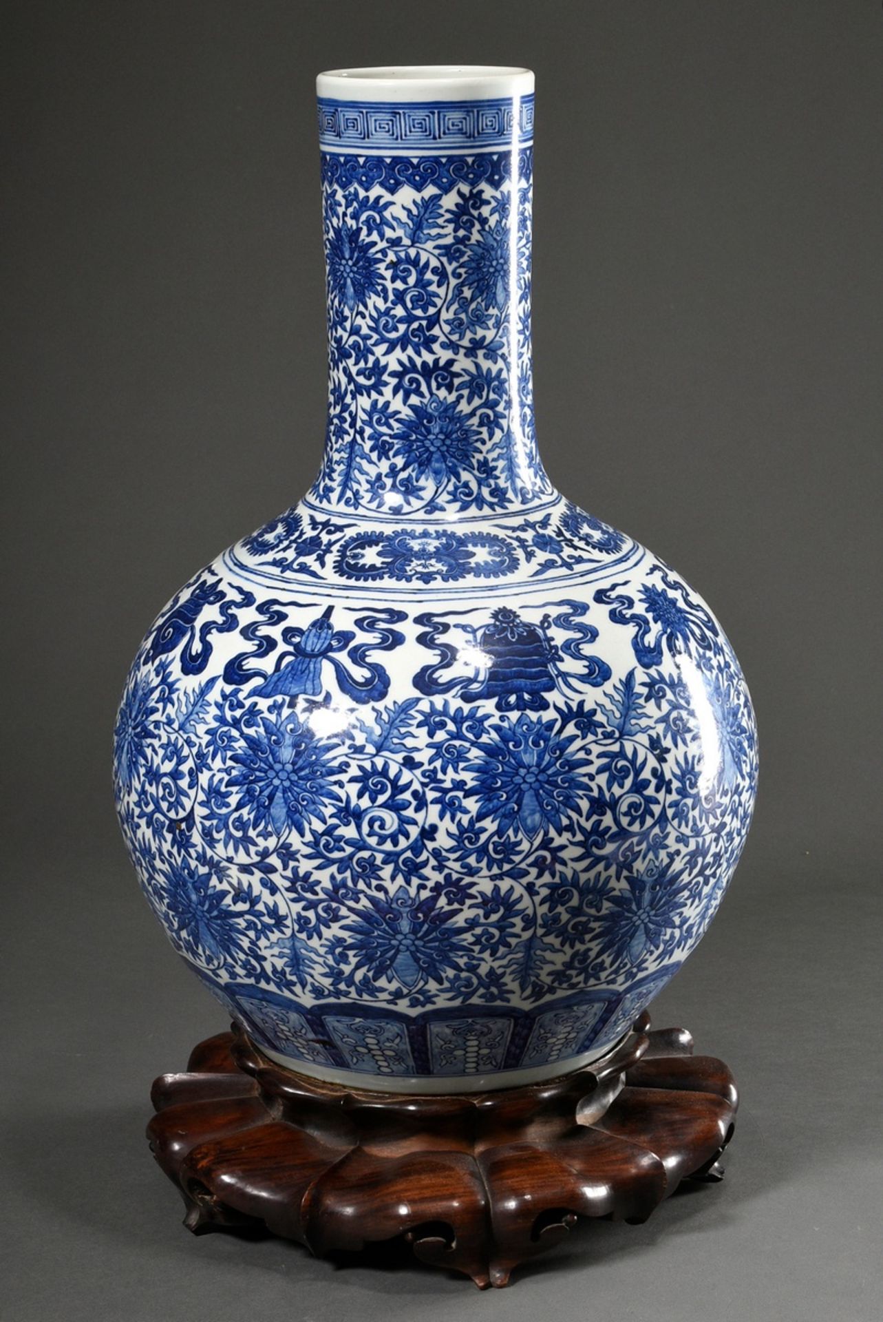 Very large Tianqiuping vase with tubular neck over spherical body and blue-and-white painting "lotu - Image 2 of 11