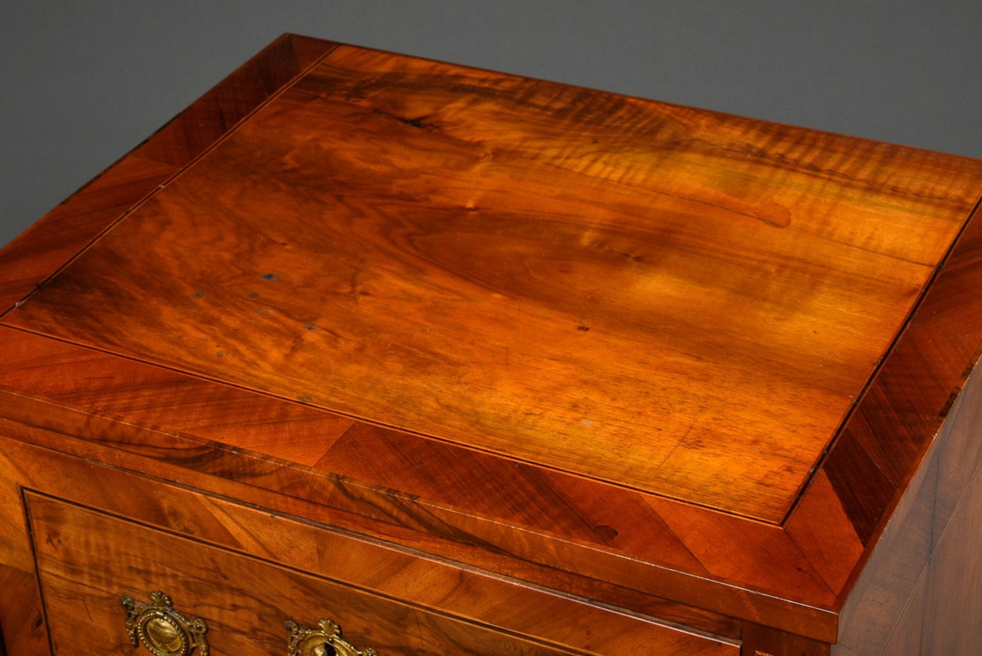 Small Louis XVI chest of drawers on pointed legs with walnut veneer and original fittings, h. 78x62 - Image 4 of 6