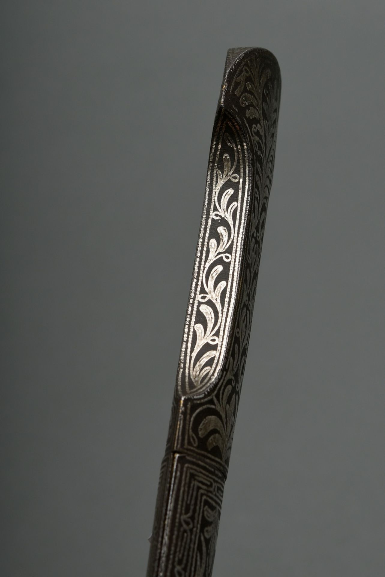 Mughal dagger with silver-inlaid floral motif on handle and scabbard and double-edged blade with in - Image 5 of 6