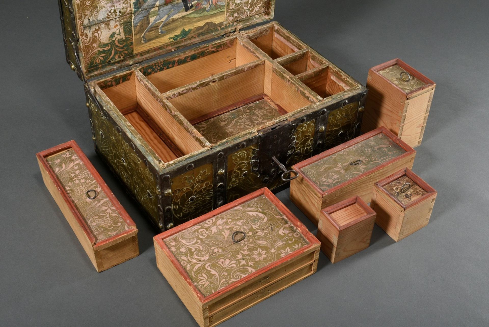 Antike Schmuckschatulle mit floral punzierter Messingverkleidung, Eisenbändern und -nägeln, innen 6 - Bild 8 aus 14