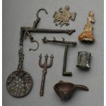 7 Diverse antike Puppenstuben Miniaturen: Balkenwaage, Apothekergefäß, Eimer, Dreizack Fragment, Ka