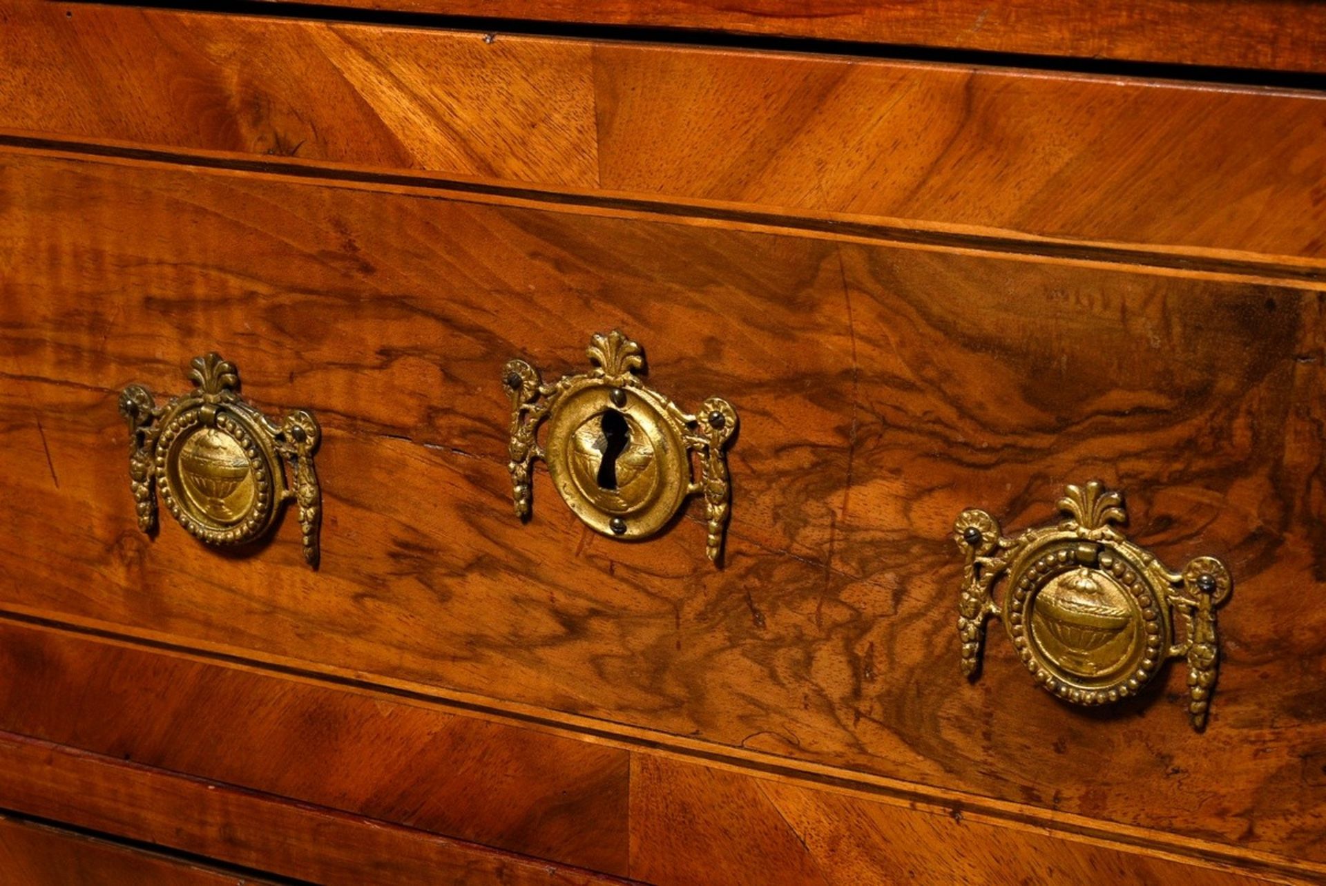 Small Louis XVI chest of drawers on pointed legs with walnut veneer and original fittings, h. 78x62 - Image 5 of 6