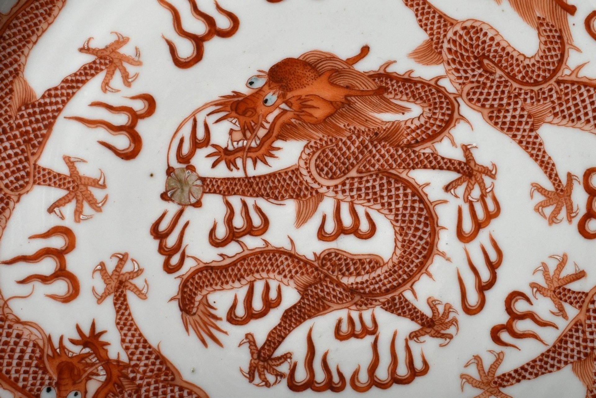 Chinese porcelain plate "Three 5-clawed dragons with flaming pearl", reserves and reverse with flor - Image 5 of 7