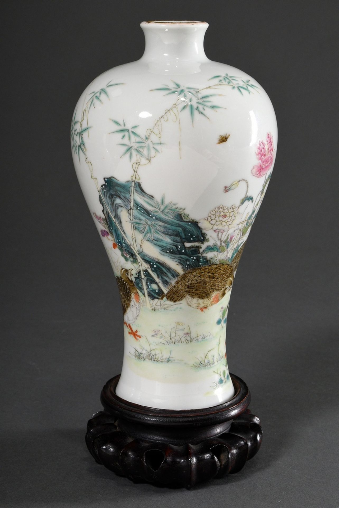 Meiping Vase mit lupenfeiner polychromer Emaille-Malerei „Wachteln in Landschaft“, diverse Blumen,  - Bild 2 aus 7