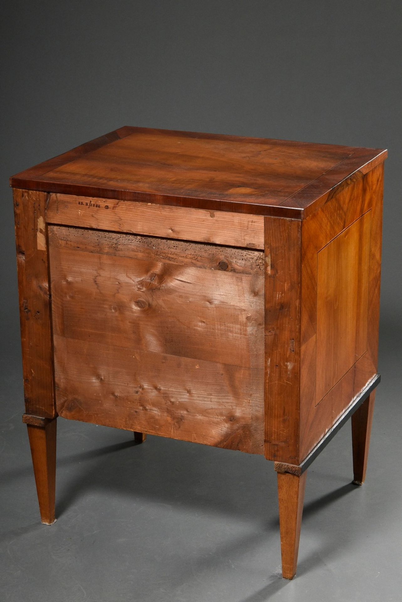 Small Louis XVI chest of drawers on pointed legs with walnut veneer and original fittings, h. 78x62 - Image 2 of 6