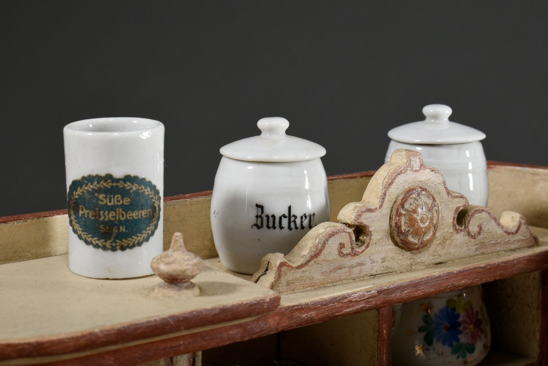 Dolls' shop with dolls and rich interior: e.g. pewter plates, glass bottles, porcelain jugs, around - Image 7 of 14