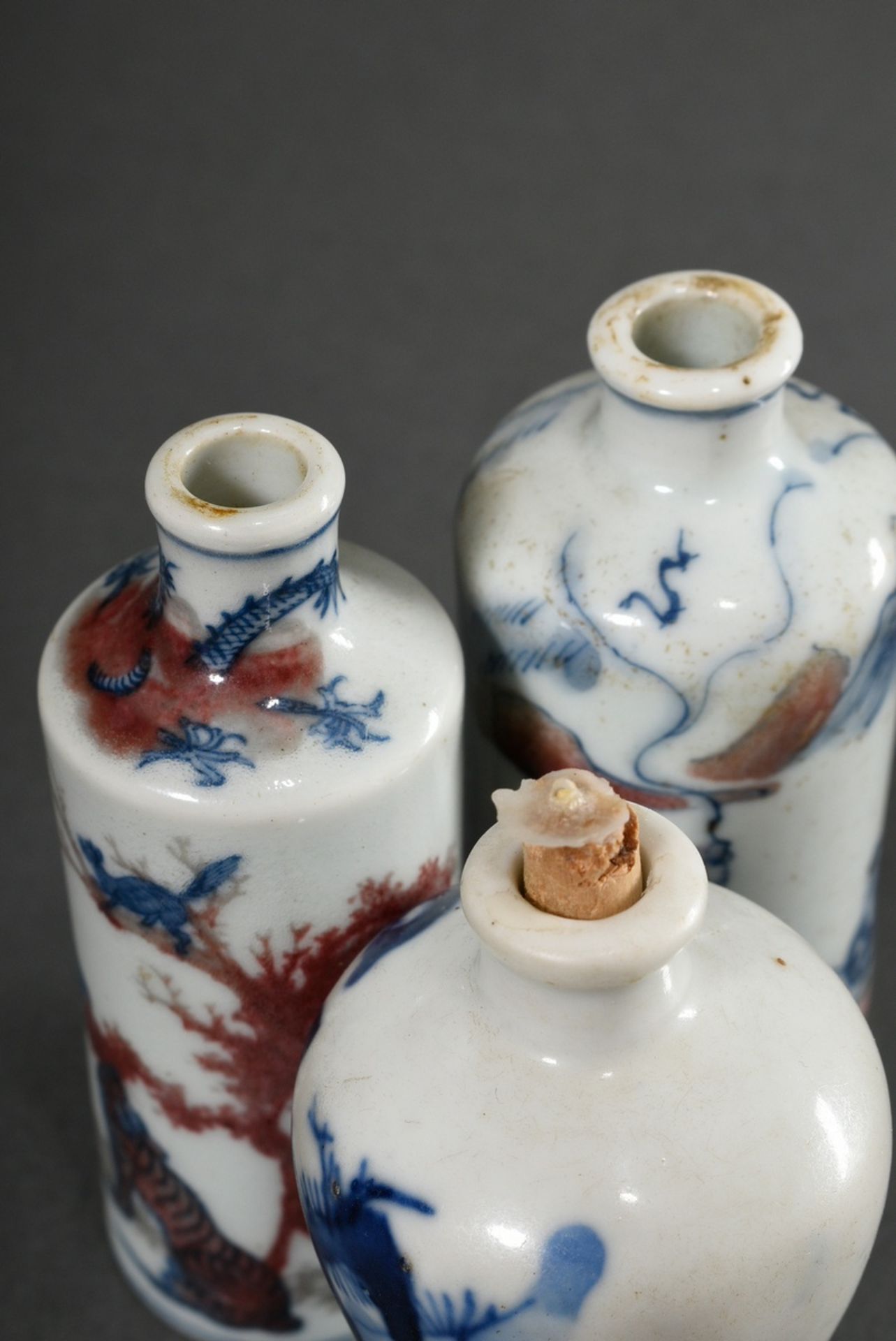 3 Diverse chinesische Porzellan Snuffbottles: 2 in Rolleauform mit Unterglasur Rot- und Blaumalerei - Bild 3 aus 4