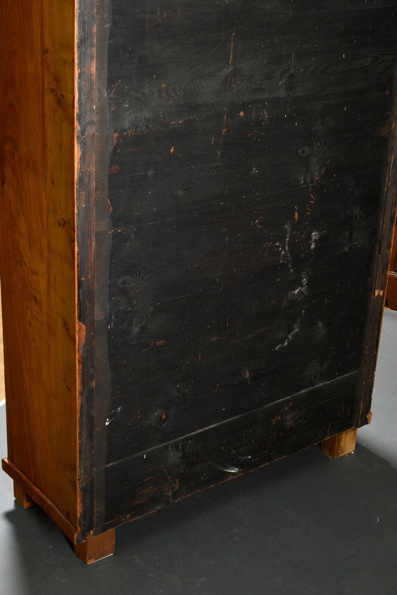 Narrow Biedermeier showcase with half glazed doors and arched struts, ash veneered on softwood, 192 - Image 6 of 7