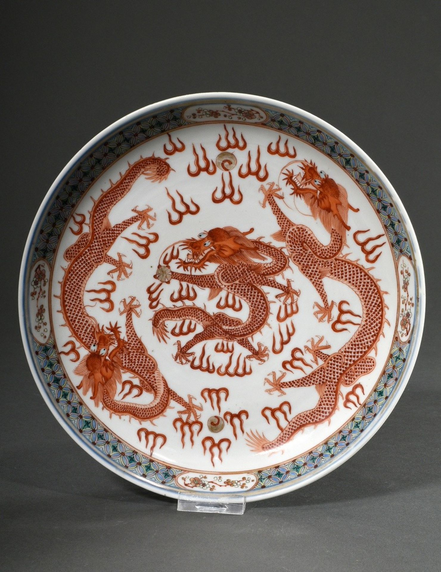 Chinese porcelain plate "Three 5-clawed dragons with flaming pearl", reserves and reverse with flor