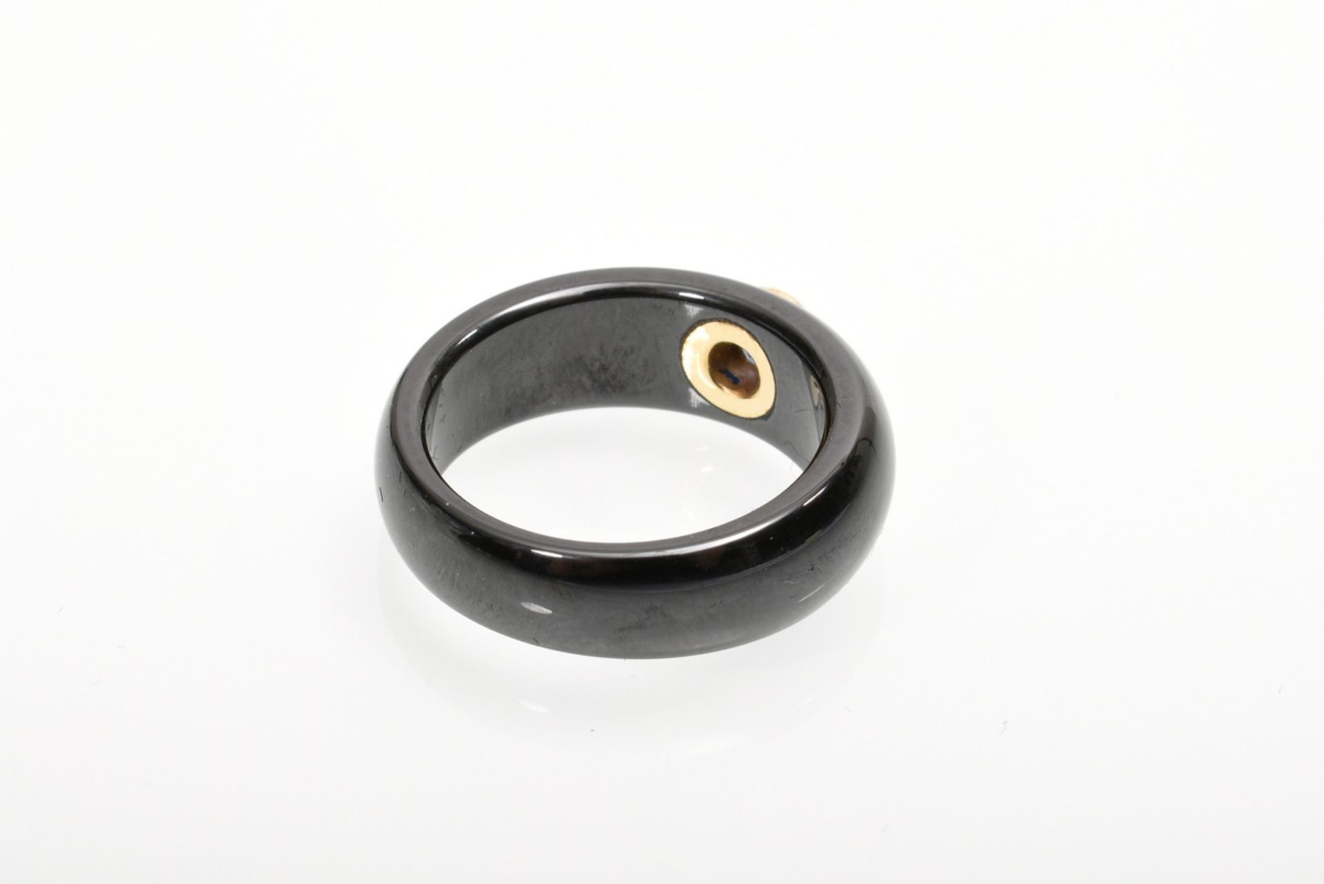 Carbon ring with polished surface and set sapphire in yellow gold 750 bezel setting, 6g, size 54 - Image 4 of 4