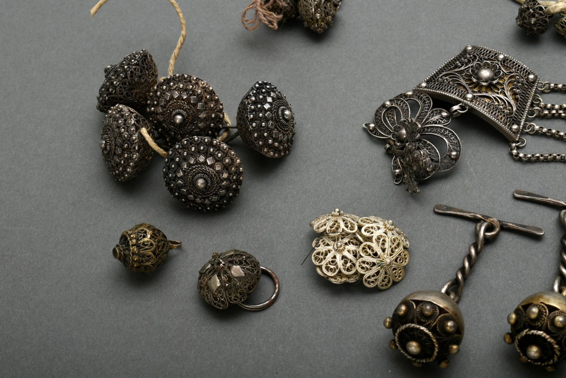 Konvolut diverse Filigran Trachtenknöpfe in Halbkugelform und 5reihiges Collier mit floralem Mittel - Bild 3 aus 5