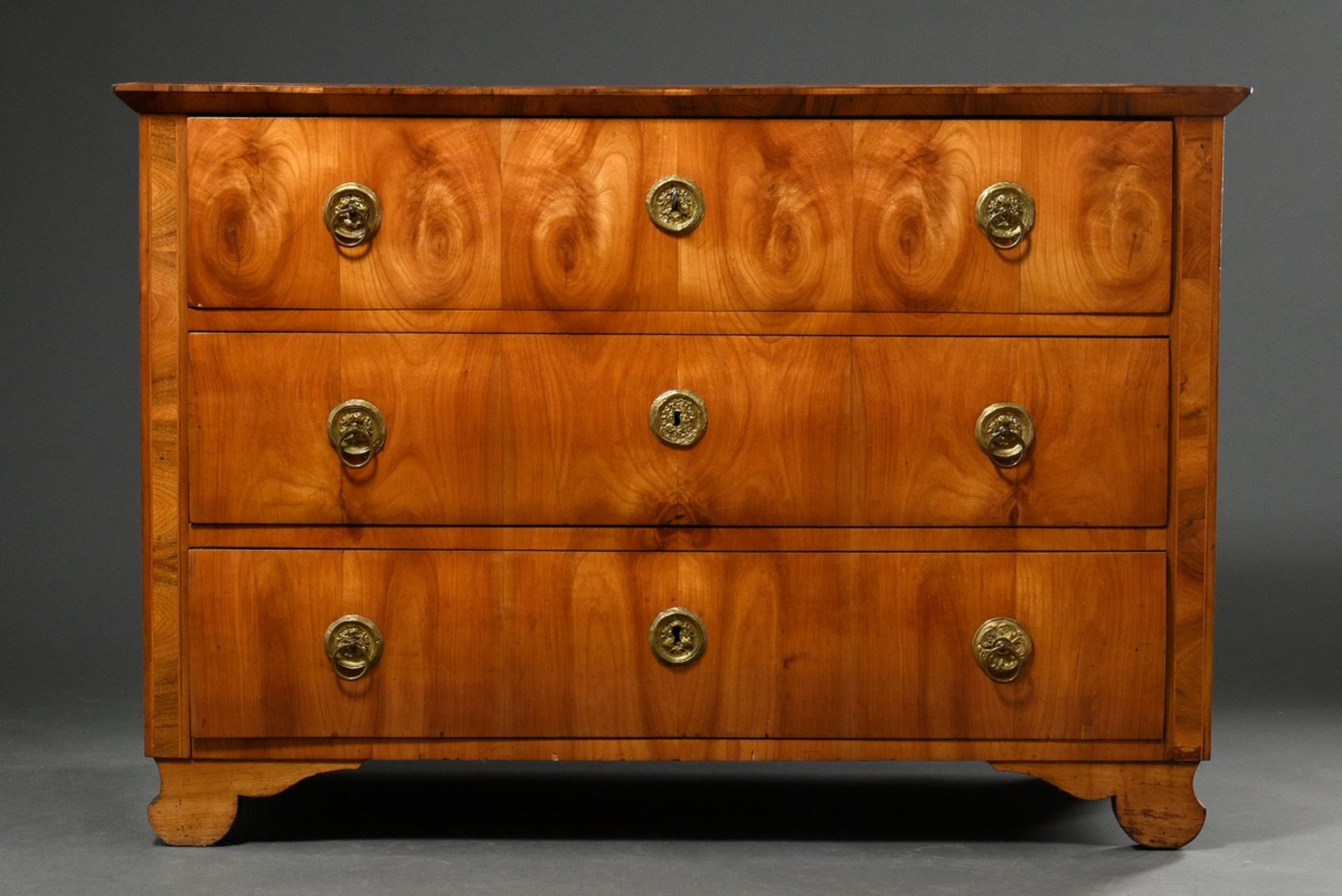 Southern German Biedermeier chest of drawers in simple façon, cherry veneered on softwood, original