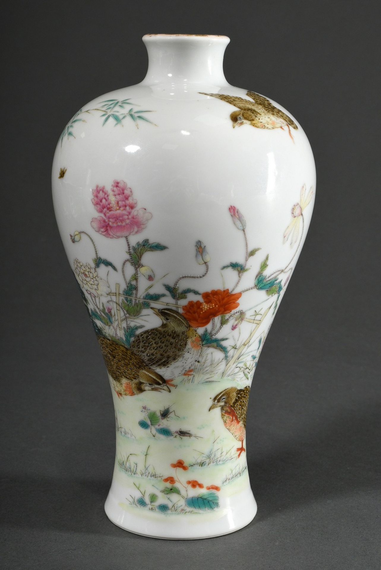 Meiping Vase mit lupenfeiner polychromer Emaille-Malerei „Wachteln in Landschaft“, diverse Blumen, 