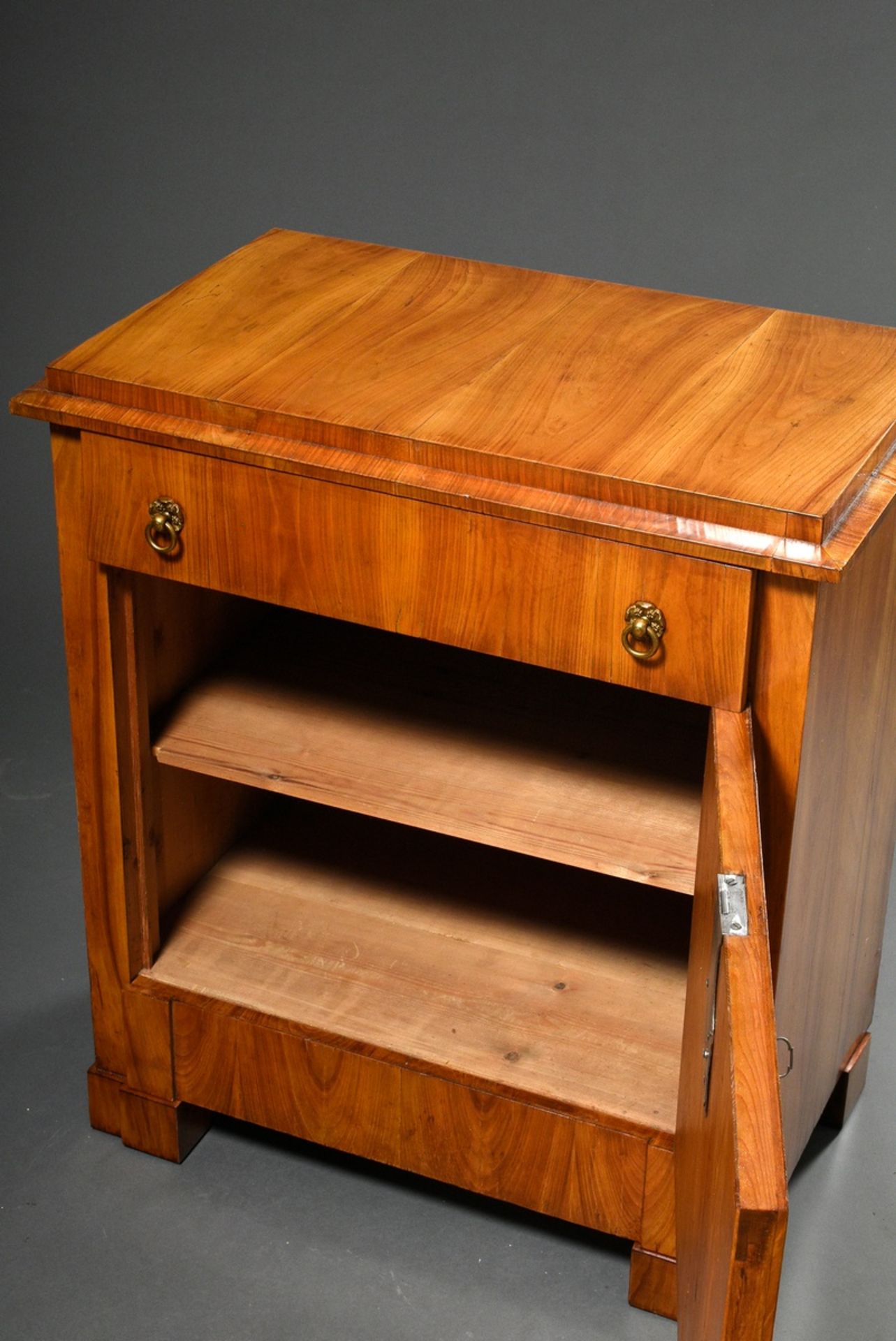 Small console dresser with segmental arch in the door, cherry/softwood veneer, 1st quarter 19th c., - Image 4 of 6