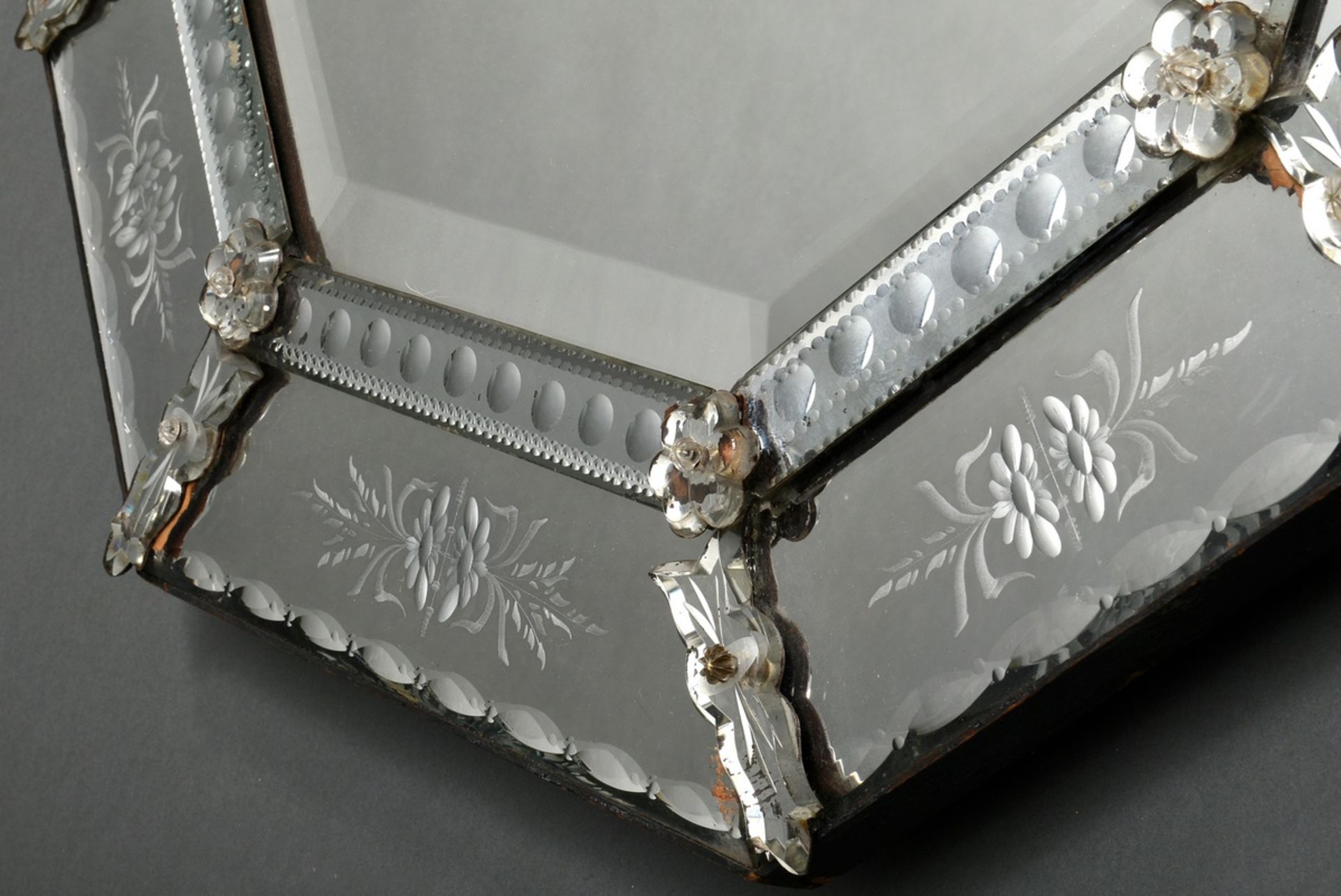 Venetian mirror with vegetal top and cut ornaments, inner mirror glass faceted, outer mirror glass  - Image 4 of 6