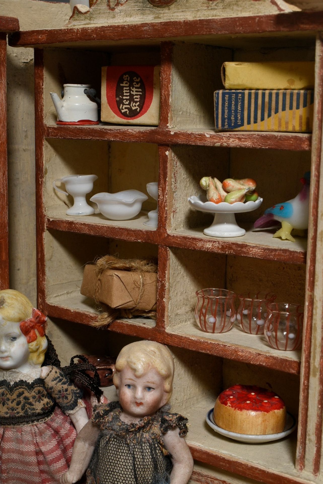 Dolls' shop with dolls and rich interior: e.g. pewter plates, glass bottles, porcelain jugs, around - Image 12 of 14